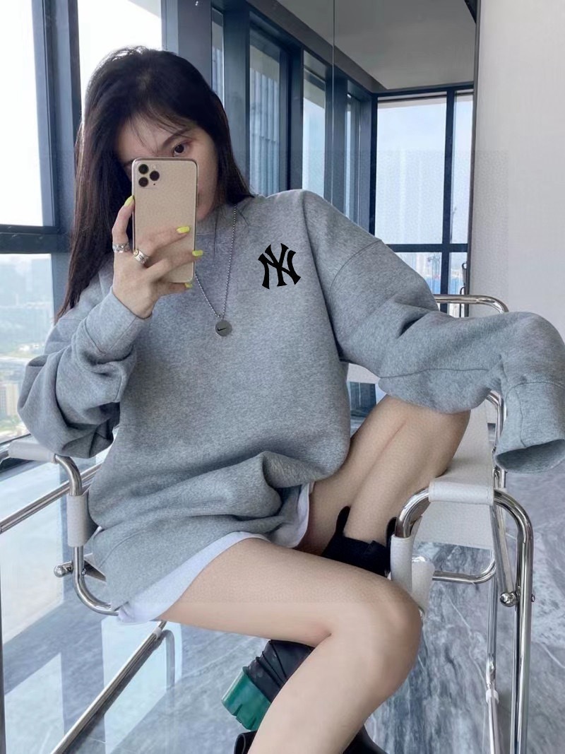Stylish Unisex Velvet Coat with Custom Details in Various Colors and Sizes - 图片 5