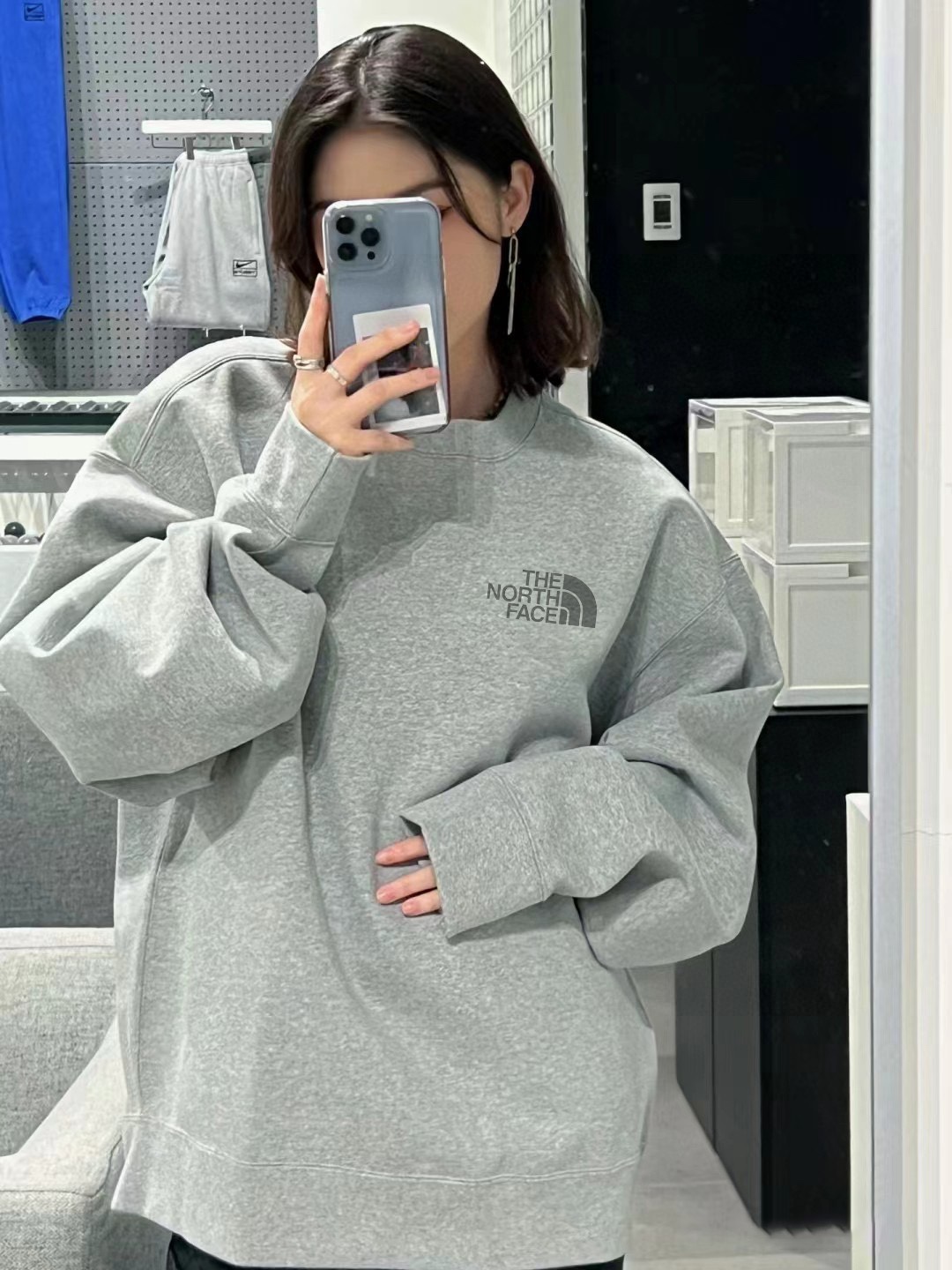 TNF Reflective Logo Velvet Coat for Couples: Stylish, Versatile, and Durable - 图片 2