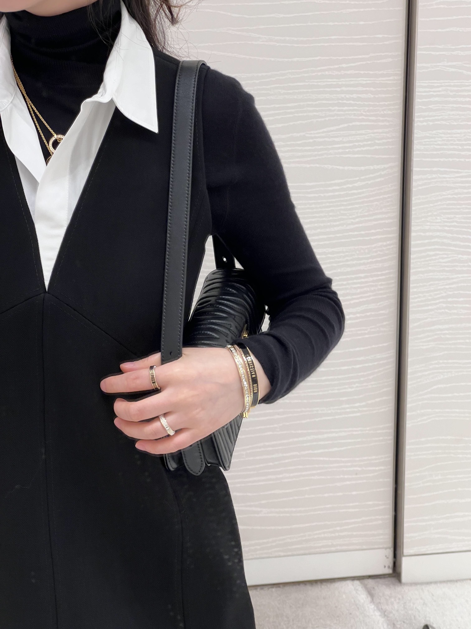 Title: Unique Black and White Oil Design – Fashion Innovation in One Body Summary: Elegant design combining black and white drops of oil, classic collection, fashion innovation, detailed craftsmanship, and artistic spirit. - 图片 9