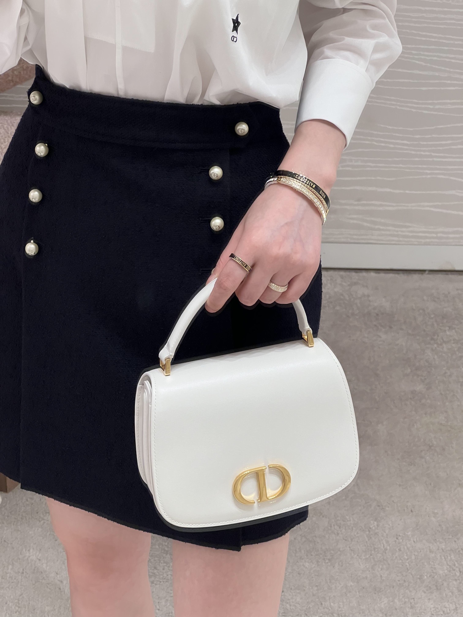 Title: Unique Black and White Oil Design – Fashion Innovation in One Body Summary: Elegant design combining black and white drops of oil, classic collection, fashion innovation, detailed craftsmanship, and artistic spirit. - 图片 4