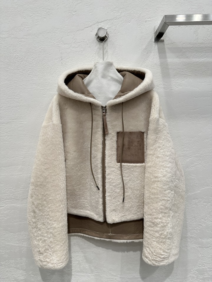 NO:677512,Exclusively debuting the high-end quality Lo*we Suna Fujita series imported Alpine lamb fur one-piece jacket!  Natural dense hair feels super fine!  Temperamental hooded zipper jacket!  The classic version is versatile and effortless!  Positioned suede pockets with contrasting colors are fashionable and high-end!  The fur side faces the outer skin and the leather side faces in, perfect for verification of pure handicraft details!  Customized warmth and no bloat, super love the perfect workmanship and quality, look at the details!  One color SML. M size bust 116, dropped shoulder sleeve length 76, dress length 61., Loewe-clothing,loewe,jackets & coats,jackets & coats,hats,19860909独家首发高端品质Lo*we Suna Fujita系列进口阿尔卑斯小羊羔皮毛一体外套！天然密实毛感超细腻！气质连帽拉链夹克！经典版型上身百搭不挑人！定位绒面皮口袋撞色时髦又高级！毛面朝外皮面朝里完美纯手工艺细节验证！定制保暖拒绝臃肿,超级大爱完美做工品质看细节！一色SML. M码胸围116,落肩袖长76,衣长61.,罗意威-服装,loewe,jackets & coats,jackets & coats,hats,,Women's clothing