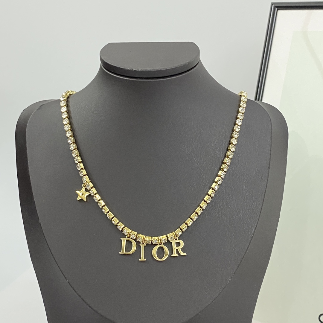  编码N950   
🛍DIOR项链热销款🔥爆上新🆕🆕🆕
🤑迪奥四字母锆石水晶choker
😈四字母流苏