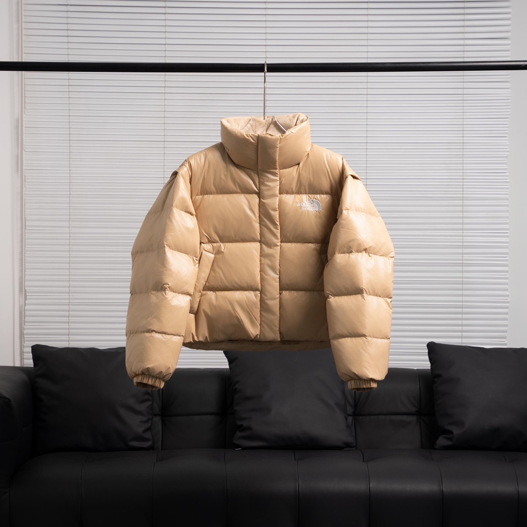 🎉🎉🎉双十一 双十二特价 原价5XX
𝗧𝗵𝗲 𝗡𝗼𝗿𝘁𝗵 𝗙𝗮𝗰𝗲｜FW23 北面可拆卸两穿羽绒服&马甲 /鹅绒短款女士羽绒服

配件：北面专用包装1个“注意售后包装不退-10”

产品配色：黑色 卡其色 杜邦银
码数：S M L 

𝗧𝗵𝗲 𝗡𝗼𝗿𝘁𝗵 𝗙𝗮𝗰𝗲"的字面含义为山的最寒冷、最艰难一面。它也是𝗧𝗵𝗲 𝗡𝗼𝗿𝘁𝗵 𝗙𝗮𝗰𝗲"的产品能够发挥功能的地方。 𝗧𝗵𝗲 𝗡𝗼𝗿𝘁𝗵 𝗙𝗮𝗰𝗲。一直致力支持去发现亲近自然。赞助探险家们去征服那些遥远的,人类尚不可触及的角落。𝗧𝗵𝗲 𝗡𝗼𝗿𝘁𝗵 𝗙𝗮𝗰𝗲"的标识,取自于美国Yosemite优胜美地国家公园内的半圆页山Half Dome,这也是等岩爱好者们擎爬花岗石的终极目标。 

顶级原版复刻版本就是指目前国内最高版本（没有之一）（匠心做一件放到专柜就是ZP的衣服）

1⃣️ 进口barudan/百灵达绣花机定制万针电绣，采用进口7号针，进口绣线，保证每字饱满、立体、清晰，可称最贵绣标！

2⃣️采用国标90白鹅绒填充，保暖性能更出色，轻便不厚重，压缩后的蓬松度恢复性好！ 

3⃣️原厂定制四级防水布料，独家采用原版一致单层布料做法【非市面通货内加胆布】，采用单层布料考验了布料及羽绒必须要达标，防止跑绒，并保证手感及膨松度，内里采用尼龙nylon双重双层封禁设计，不会出现任何跑绒现象，内置抽拉绳扣的可调节下摆，可防风防寒！ 

4⃣️拉链采用吉田YKK原厂定制，刻字清晰，质感完美顺滑.

5⃣️辅料及扣子均采用原版一样铜芯弹簧【非市面铁芯弹簧】

北面羽绒服，不吹嘘，目前能比我们做的更好的几乎没有！
用心做一件原版产品，让每一位客户有底气去给他的客户介绍说：这个是国内最顶级复刻版本。
好的产品不需要过多软文去衬托，
只有垃圾产品才会吹嘘：原单ZP 用洒洒洋洋几千字来打动消费者！
虽是F货但不输ZP！
支持15天无理由退货（不影响二次销售）