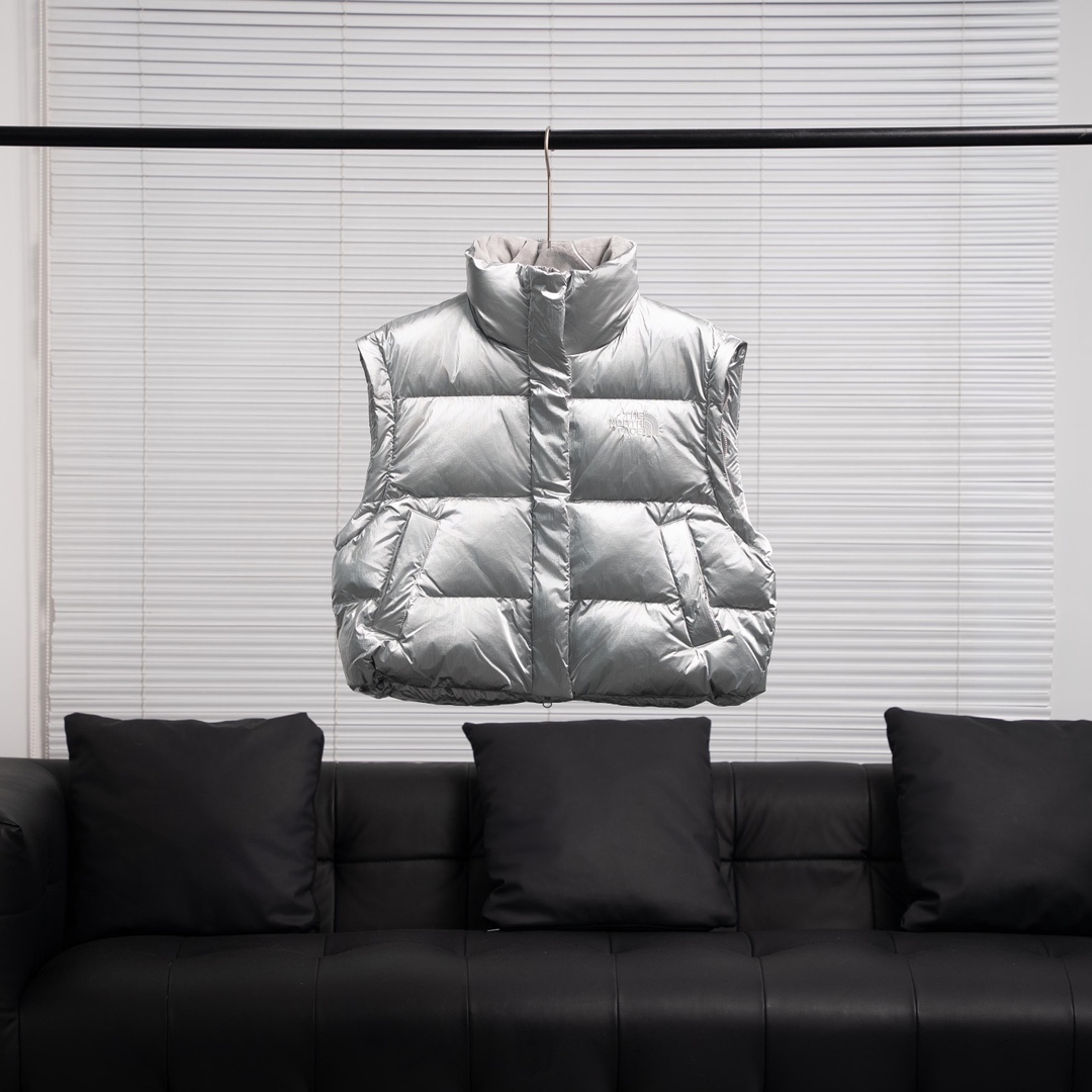 🎉🎉🎉双十一 双十二特价 原价5XX
𝗧𝗵𝗲 𝗡𝗼𝗿𝘁𝗵 𝗙𝗮𝗰𝗲｜FW23 北面可拆卸两穿羽绒服&马甲 /鹅绒短款女士羽绒服

配件：北面专用包装1个“注意售后包装不退-10”

产品配色：黑色 卡其色 杜邦银
码数：S M L 

𝗧𝗵𝗲 𝗡𝗼𝗿𝘁𝗵 𝗙𝗮𝗰𝗲"的字面含义为山的最寒冷、最艰难一面。它也是𝗧𝗵𝗲 𝗡𝗼𝗿𝘁𝗵 𝗙𝗮𝗰𝗲"的产品能够发挥功能的地方。 𝗧𝗵𝗲 𝗡𝗼𝗿𝘁𝗵 𝗙𝗮𝗰𝗲。一直致力支持去发现亲近自然。赞助探险家们去征服那些遥远的,人类尚不可触及的角落。𝗧𝗵𝗲 𝗡𝗼𝗿𝘁𝗵 𝗙𝗮𝗰𝗲"的标识,取自于美国Yosemite优胜美地国家公园内的半圆页山Half Dome,这也是等岩爱好者们擎爬花岗石的终极目标。 

顶级原版复刻版本就是指目前国内最高版本（没有之一）（匠心做一件放到专柜就是ZP的衣服）

1⃣️ 进口barudan/百灵达绣花机定制万针电绣，采用进口7号针，进口绣线，保证每字饱满、立体、清晰，可称最贵绣标！

2⃣️采用国标90白鹅绒填充，保暖性能更出色，轻便不厚重，压缩后的蓬松度恢复性好！ 

3⃣️原厂定制四级防水布料，独家采用原版一致单层布料做法【非市面通货内加胆布】，采用单层布料考验了布料及羽绒必须要达标，防止跑绒，并保证手感及膨松度，内里采用尼龙nylon双重双层封禁设计，不会出现任何跑绒现象，内置抽拉绳扣的可调节下摆，可防风防寒！ 

4⃣️拉链采用吉田YKK原厂定制，刻字清晰，质感完美顺滑.

5⃣️辅料及扣子均采用原版一样铜芯弹簧【非市面铁芯弹簧】

北面羽绒服，不吹嘘，目前能比我们做的更好的几乎没有！
用心做一件原版产品，让每一位客户有底气去给他的客户介绍说：这个是国内最顶级复刻版本。
好的产品不需要过多软文去衬托，
只有垃圾产品才会吹嘘：原单ZP 用洒洒洋洋几千字来打动消费者！
虽是F货但不输ZP！
支持15天无理由退货（不影响二次销售）