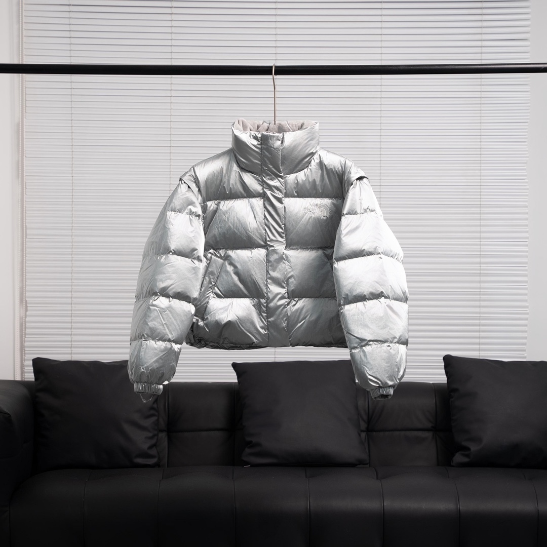 🎉🎉🎉双十一 双十二特价 原价5XX
𝗧𝗵𝗲 𝗡𝗼𝗿𝘁𝗵 𝗙𝗮𝗰𝗲｜FW23 北面可拆卸两穿羽绒服&马甲 /鹅绒短款女士羽绒服

配件：北面专用包装1个“注意售后包装不退-10”

产品配色：黑色 卡其色 杜邦银
码数：S M L 

𝗧𝗵𝗲 𝗡𝗼𝗿𝘁𝗵 𝗙𝗮𝗰𝗲"的字面含义为山的最寒冷、最艰难一面。它也是𝗧𝗵𝗲 𝗡𝗼𝗿𝘁𝗵 𝗙𝗮𝗰𝗲"的产品能够发挥功能的地方。 𝗧𝗵𝗲 𝗡𝗼𝗿𝘁𝗵 𝗙𝗮𝗰𝗲。一直致力支持去发现亲近自然。赞助探险家们去征服那些遥远的,人类尚不可触及的角落。𝗧𝗵𝗲 𝗡𝗼𝗿𝘁𝗵 𝗙𝗮𝗰𝗲"的标识,取自于美国Yosemite优胜美地国家公园内的半圆页山Half Dome,这也是等岩爱好者们擎爬花岗石的终极目标。 

顶级原版复刻版本就是指目前国内最高版本（没有之一）（匠心做一件放到专柜就是ZP的衣服）

1⃣️ 进口barudan/百灵达绣花机定制万针电绣，采用进口7号针，进口绣线，保证每字饱满、立体、清晰，可称最贵绣标！

2⃣️采用国标90白鹅绒填充，保暖性能更出色，轻便不厚重，压缩后的蓬松度恢复性好！ 

3⃣️原厂定制四级防水布料，独家采用原版一致单层布料做法【非市面通货内加胆布】，采用单层布料考验了布料及羽绒必须要达标，防止跑绒，并保证手感及膨松度，内里采用尼龙nylon双重双层封禁设计，不会出现任何跑绒现象，内置抽拉绳扣的可调节下摆，可防风防寒！ 

4⃣️拉链采用吉田YKK原厂定制，刻字清晰，质感完美顺滑.

5⃣️辅料及扣子均采用原版一样铜芯弹簧【非市面铁芯弹簧】

北面羽绒服，不吹嘘，目前能比我们做的更好的几乎没有！
用心做一件原版产品，让每一位客户有底气去给他的客户介绍说：这个是国内最顶级复刻版本。
好的产品不需要过多软文去衬托，
只有垃圾产品才会吹嘘：原单ZP 用洒洒洋洋几千字来打动消费者！
虽是F货但不输ZP！
支持15天无理由退货（不影响二次销售）