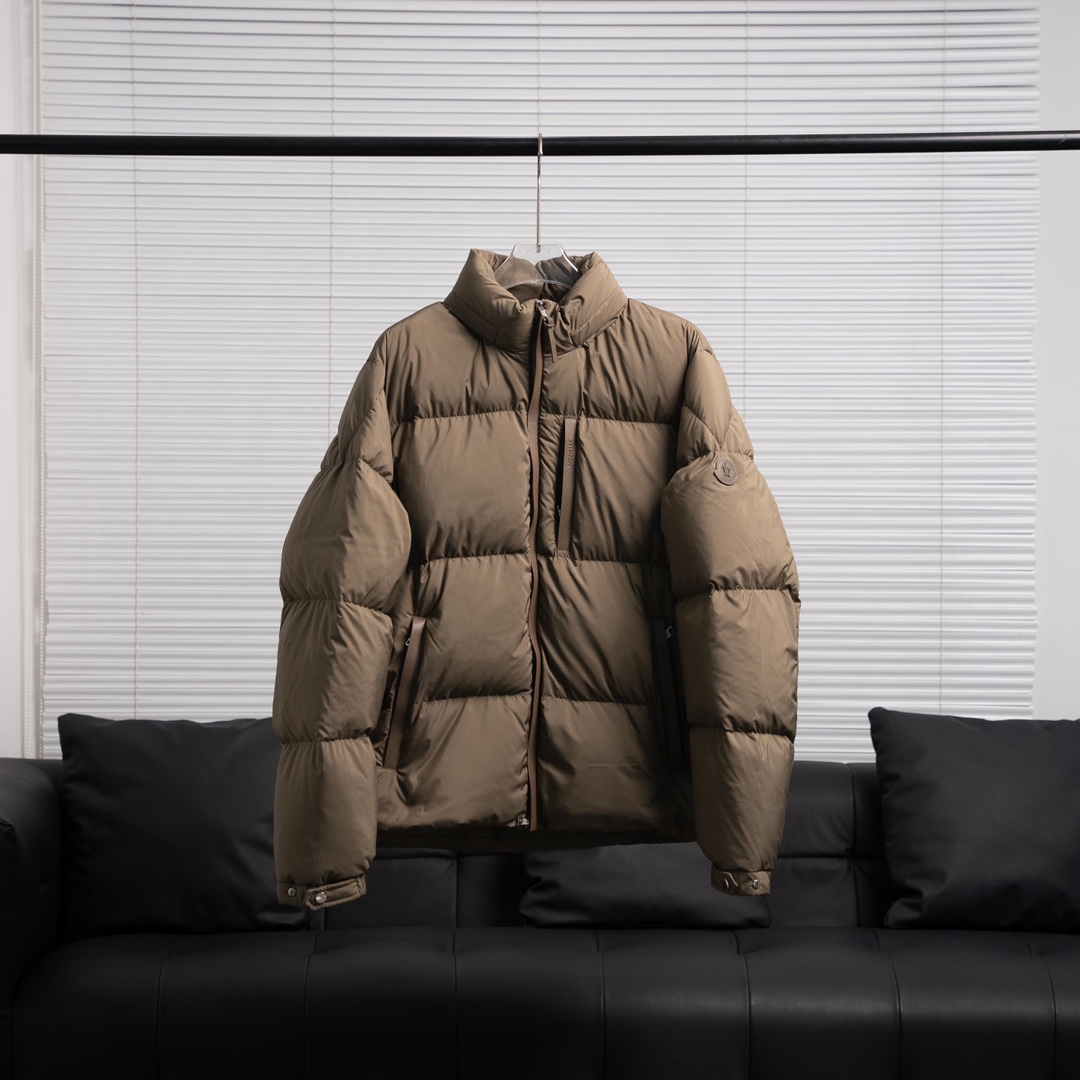 MONCLER/蒙口MC Besbre皮革标识拉链羽绒服
颜色:黑色,卡其
Besbre羽绒夹克采用micro chic面料制成,轻盈而实用,同时提供出色保暖性能。这款短款羽绒服采用常规版型和直筒剪裁,演绎易于搭配的经典色调,点缀精美皮革饰边。
采用轻盈micro chic面料制成
轻盈micro chic衬里
皮革饰边
填充羽绒
拉出式兜帽
拉链口袋,按扣开合
可调节袖口
抽绳下摆
皮革标识
防泼溅、防撕裂、防水防风超高标准!!这个冬天你值得入手。
Size:1 2 3 4 5