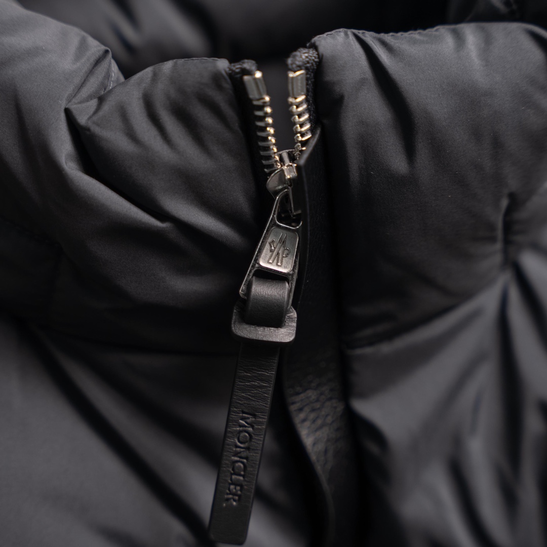 MONCLER/蒙口MC Besbre皮革标识拉链羽绒服
颜色:黑色,卡其
Besbre羽绒夹克采用micro chic面料制成,轻盈而实用,同时提供出色保暖性能。这款短款羽绒服采用常规版型和直筒剪裁,演绎易于搭配的经典色调,点缀精美皮革饰边。
采用轻盈micro chic面料制成
轻盈micro chic衬里
皮革饰边
填充羽绒
拉出式兜帽
拉链口袋,按扣开合
可调节袖口
抽绳下摆
皮革标识
防泼溅、防撕裂、防水防风超高标准!!这个冬天你值得入手。
Size:1 2 3 4 5