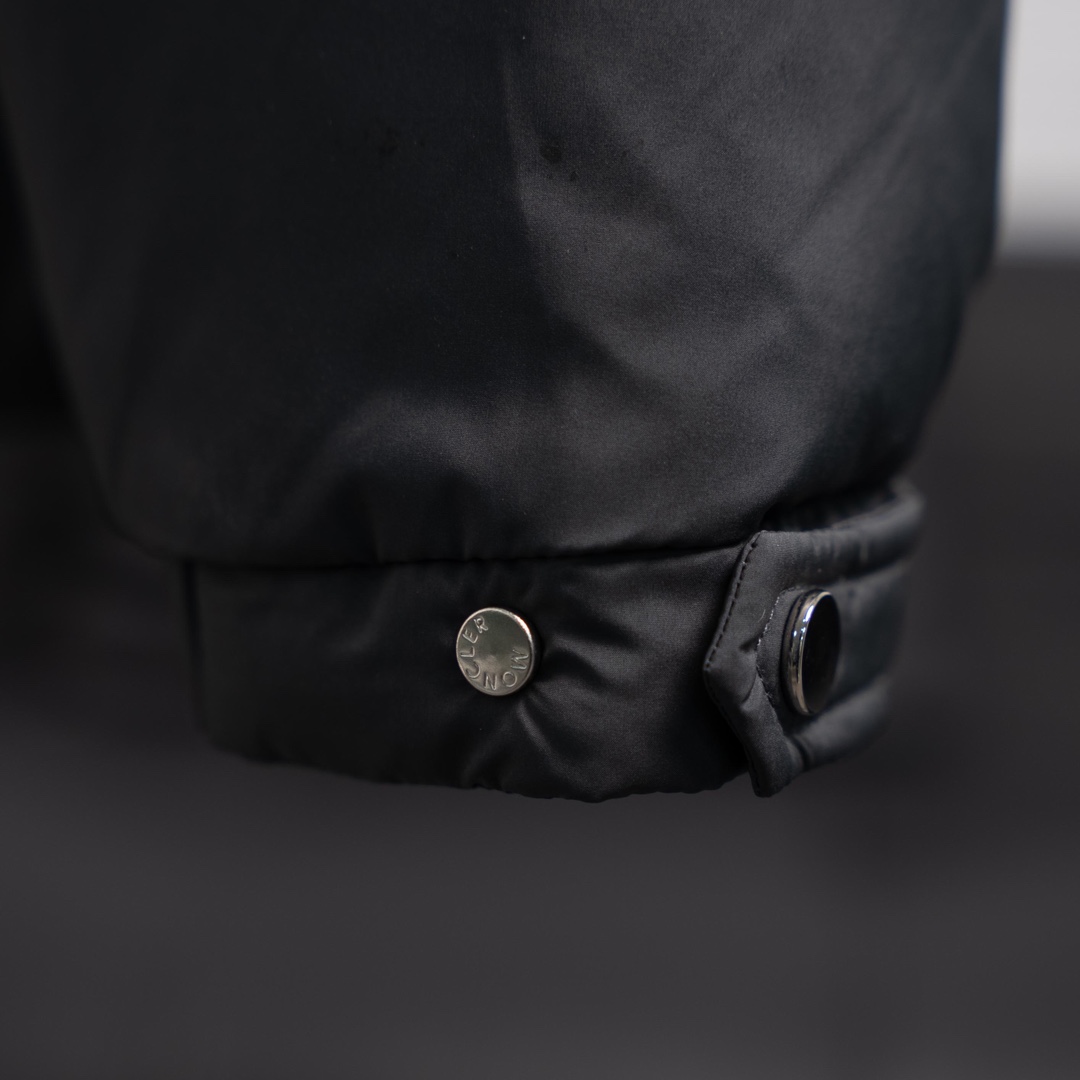 MONCLER/蒙口MC Besbre皮革标识拉链羽绒服
颜色:黑色,卡其
Besbre羽绒夹克采用micro chic面料制成,轻盈而实用,同时提供出色保暖性能。这款短款羽绒服采用常规版型和直筒剪裁,演绎易于搭配的经典色调,点缀精美皮革饰边。
采用轻盈micro chic面料制成
轻盈micro chic衬里
皮革饰边
填充羽绒
拉出式兜帽
拉链口袋,按扣开合
可调节袖口
抽绳下摆
皮革标识
防泼溅、防撕裂、防水防风超高标准!!这个冬天你值得入手。
Size:1 2 3 4 5