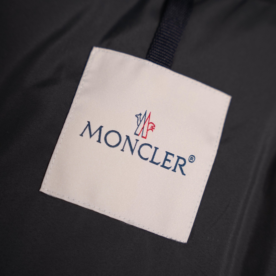 MONCLER/蒙口MC Besbre皮革标识拉链羽绒服
颜色:黑色,卡其
Besbre羽绒夹克采用micro chic面料制成,轻盈而实用,同时提供出色保暖性能。这款短款羽绒服采用常规版型和直筒剪裁,演绎易于搭配的经典色调,点缀精美皮革饰边。
采用轻盈micro chic面料制成
轻盈micro chic衬里
皮革饰边
填充羽绒
拉出式兜帽
拉链口袋,按扣开合
可调节袖口
抽绳下摆
皮革标识
防泼溅、防撕裂、防水防风超高标准!!这个冬天你值得入手。
Size:1 2 3 4 5