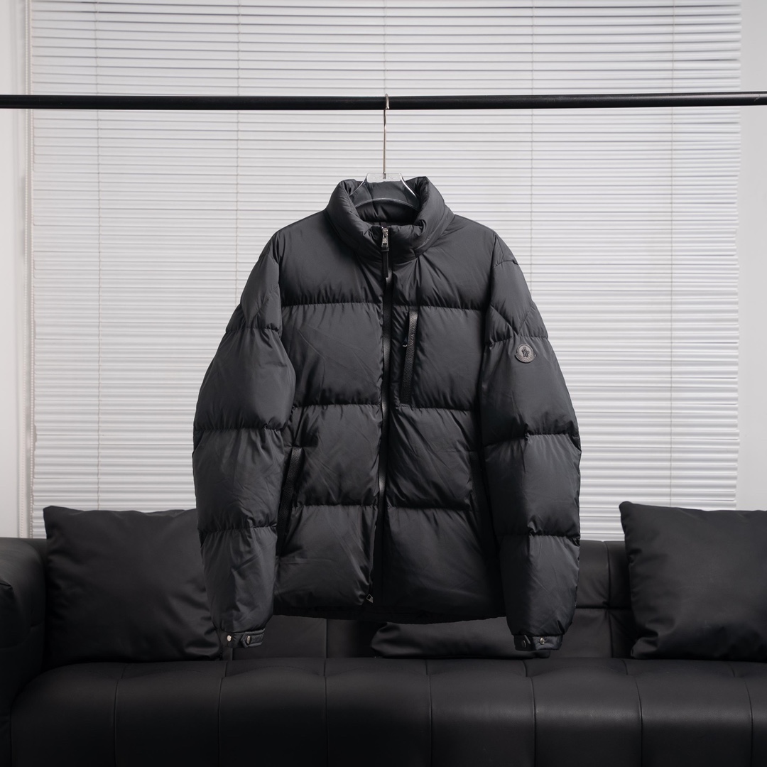 MONCLER/蒙口MC Besbre皮革标识拉链羽绒服
颜色:黑色,卡其
Besbre羽绒夹克采用micro chic面料制成,轻盈而实用,同时提供出色保暖性能。这款短款羽绒服采用常规版型和直筒剪裁,演绎易于搭配的经典色调,点缀精美皮革饰边。
采用轻盈micro chic面料制成
轻盈micro chic衬里
皮革饰边
填充羽绒
拉出式兜帽
拉链口袋,按扣开合
可调节袖口
抽绳下摆
皮革标识
防泼溅、防撕裂、防水防风超高标准!!这个冬天你值得入手。
Size:1 2 3 4 5
