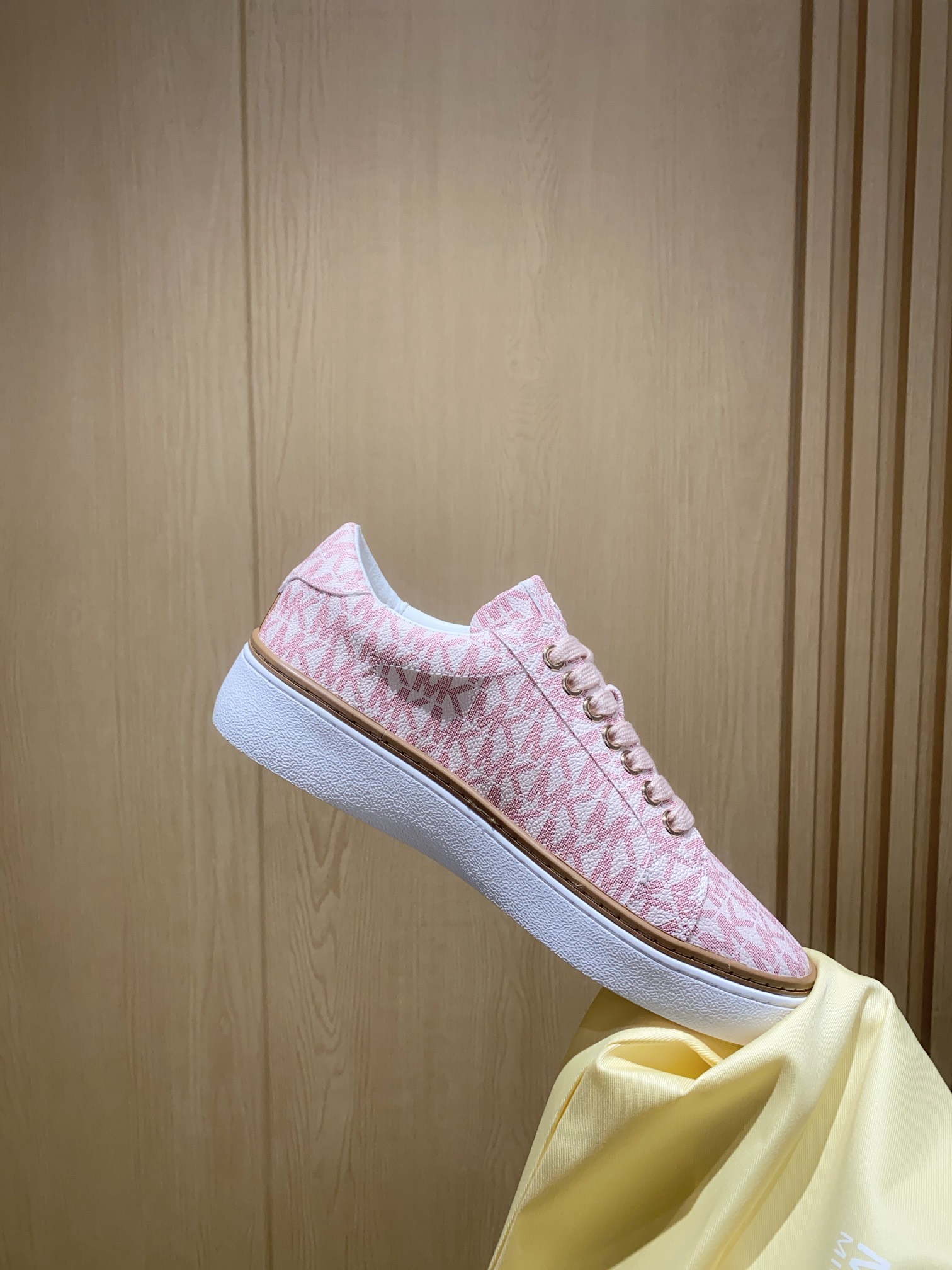 Michael Kors Sports Shoes with Letter Buttons: Pink Printing and Original Materials - 图片 6
