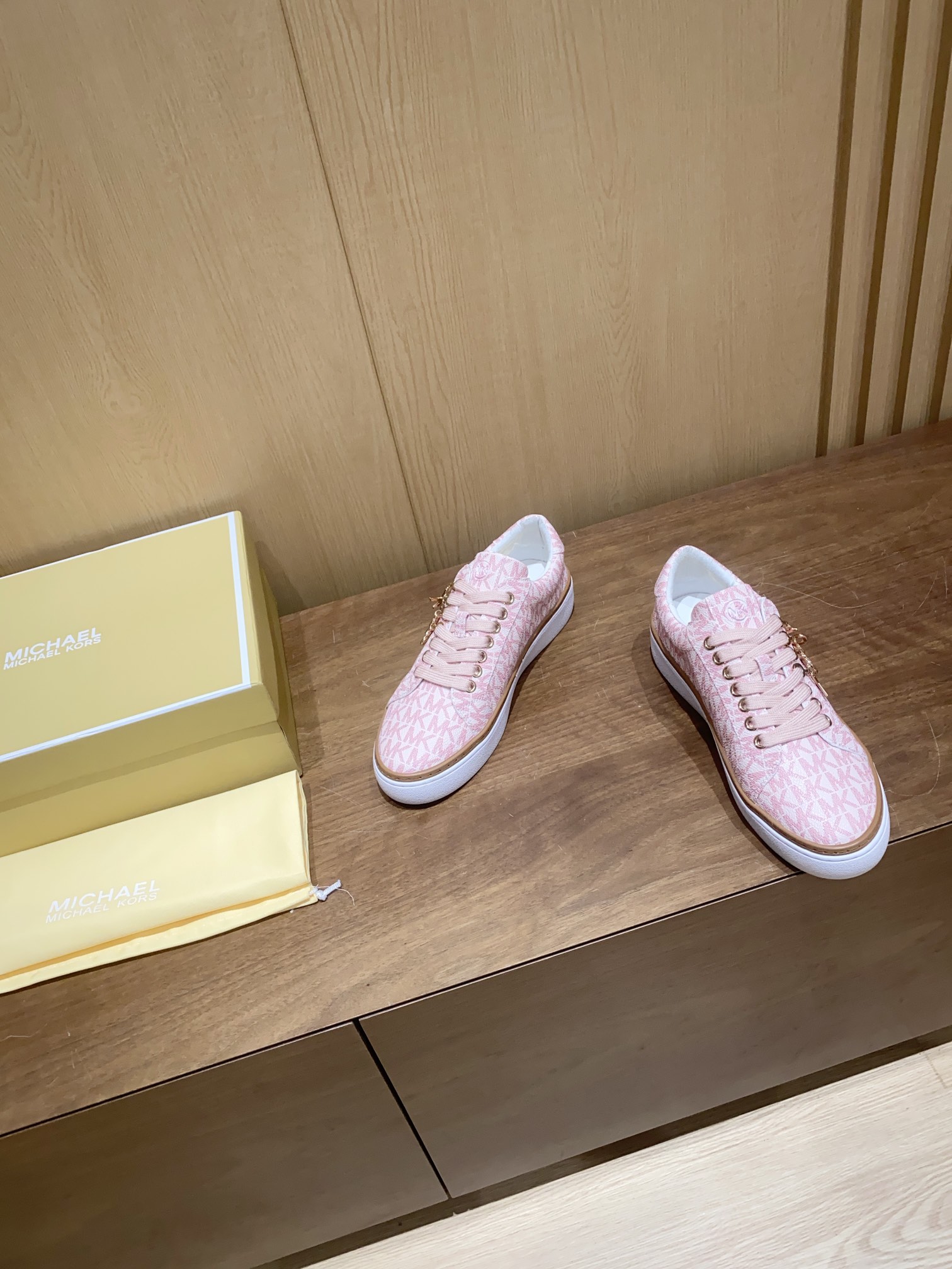 Michael Kors Sports Shoes with Letter Buttons: Pink Printing and Original Materials - 图片 3