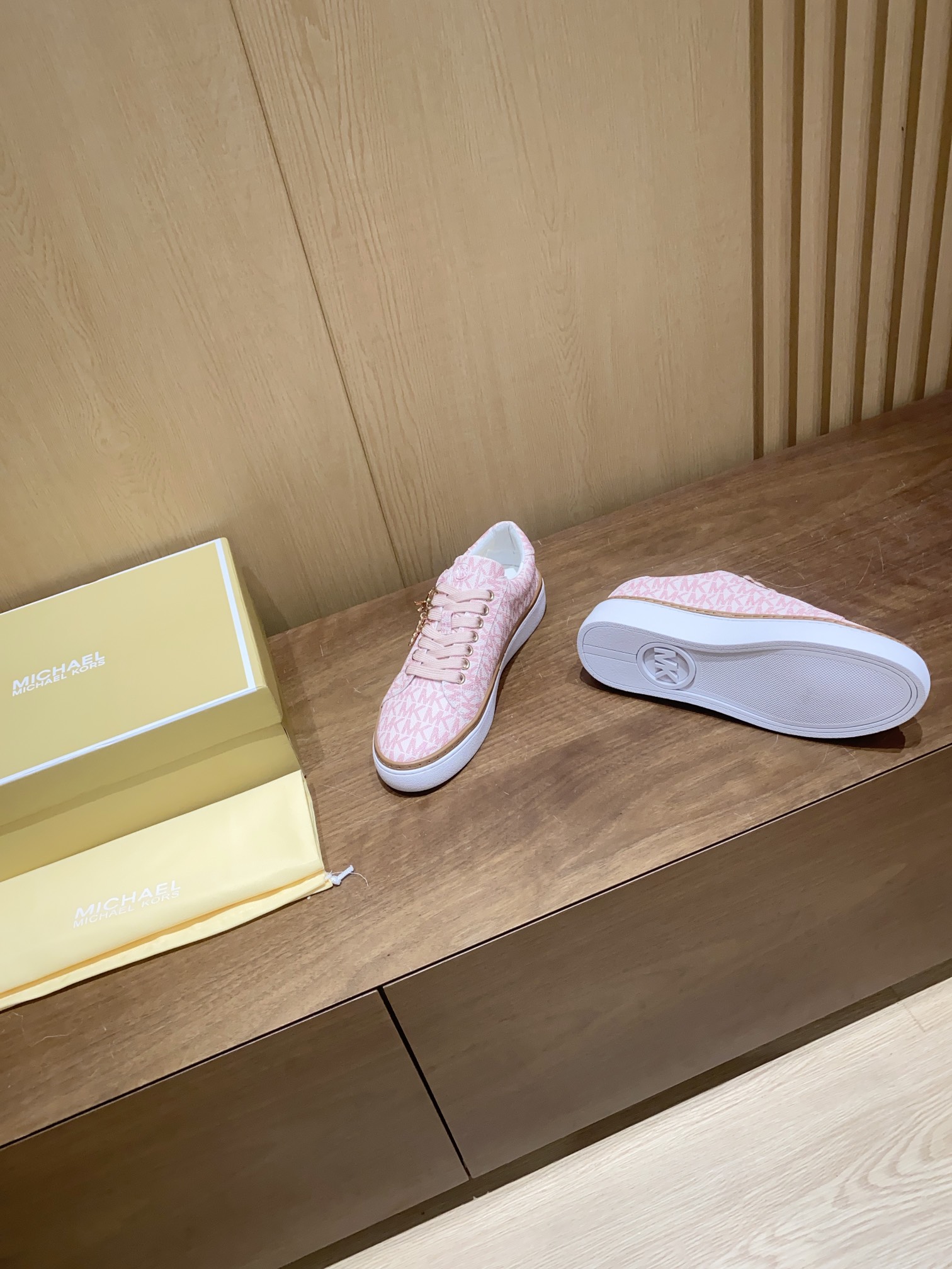 Michael Kors Sports Shoes with Letter Buttons: Pink Printing and Original Materials - 图片 4