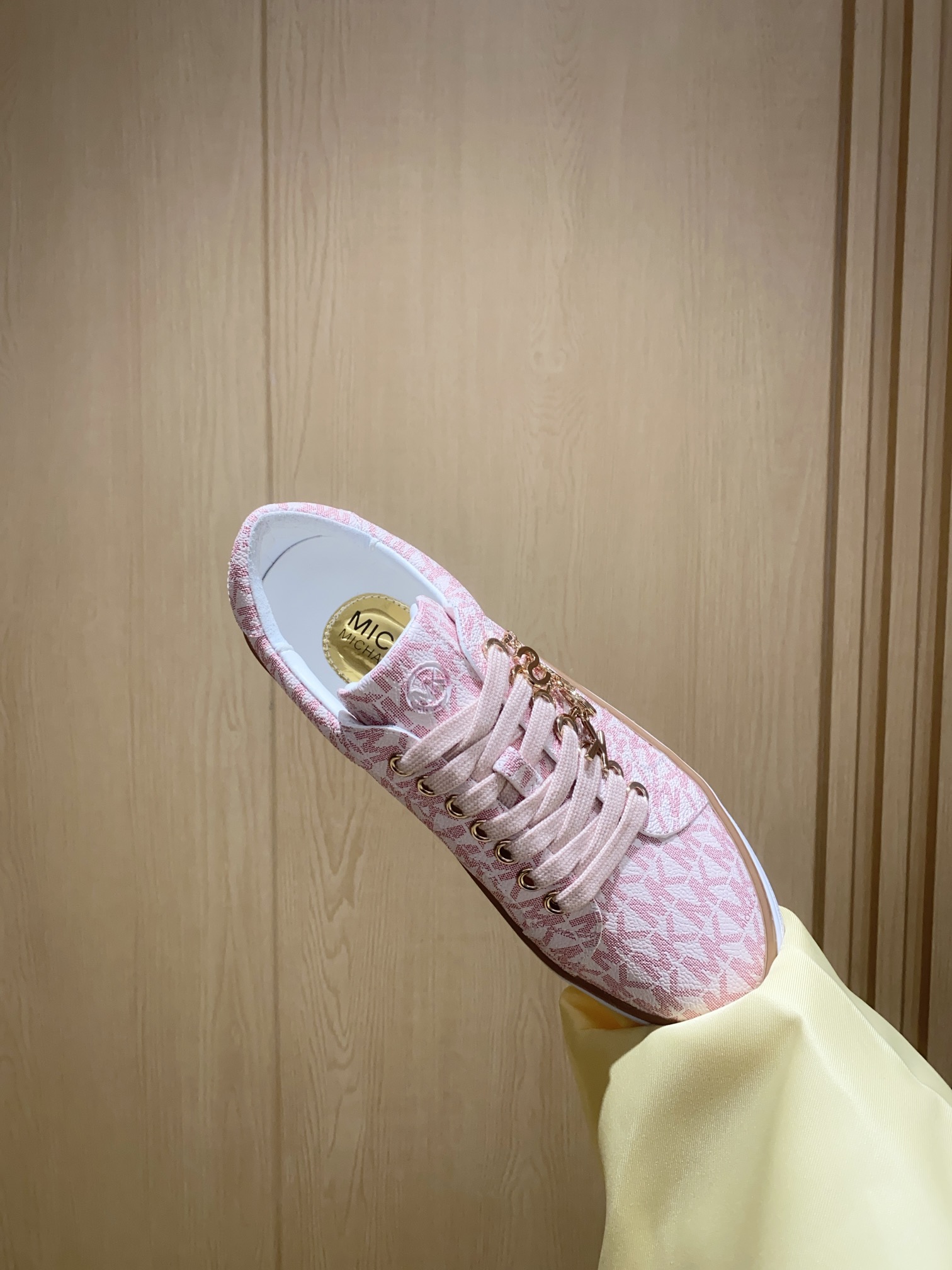 Michael Kors Sports Shoes with Letter Buttons: Pink Printing and Original Materials - 图片 5