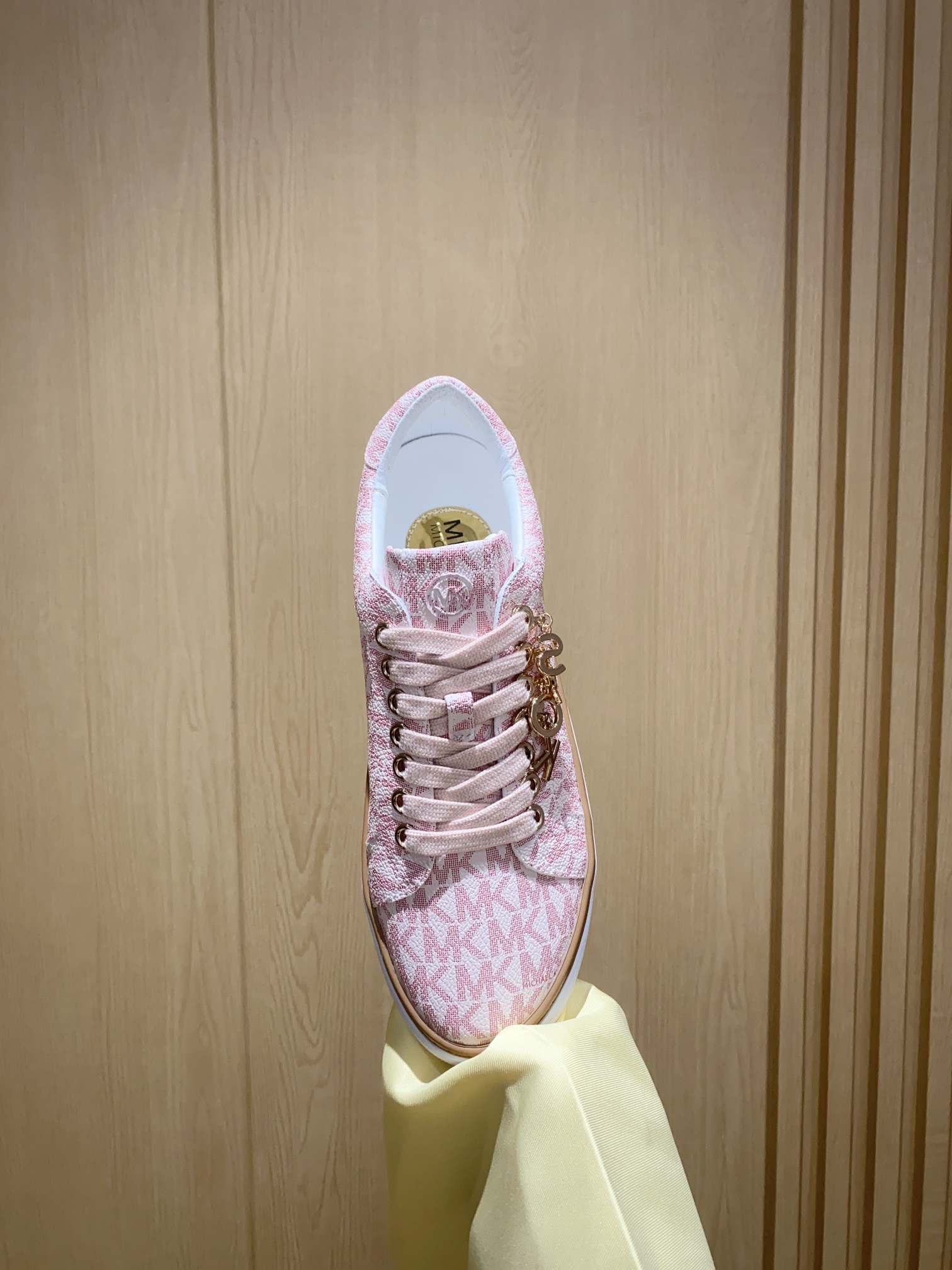 Michael Kors Sports Shoes with Letter Buttons: Pink Printing and Original Materials - 图片 8