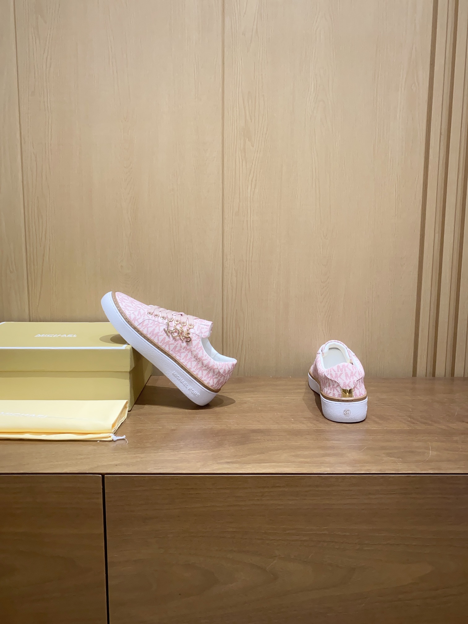 Michael Kors Sports Shoes with Letter Buttons: Pink Printing and Original Materials - 图片 2