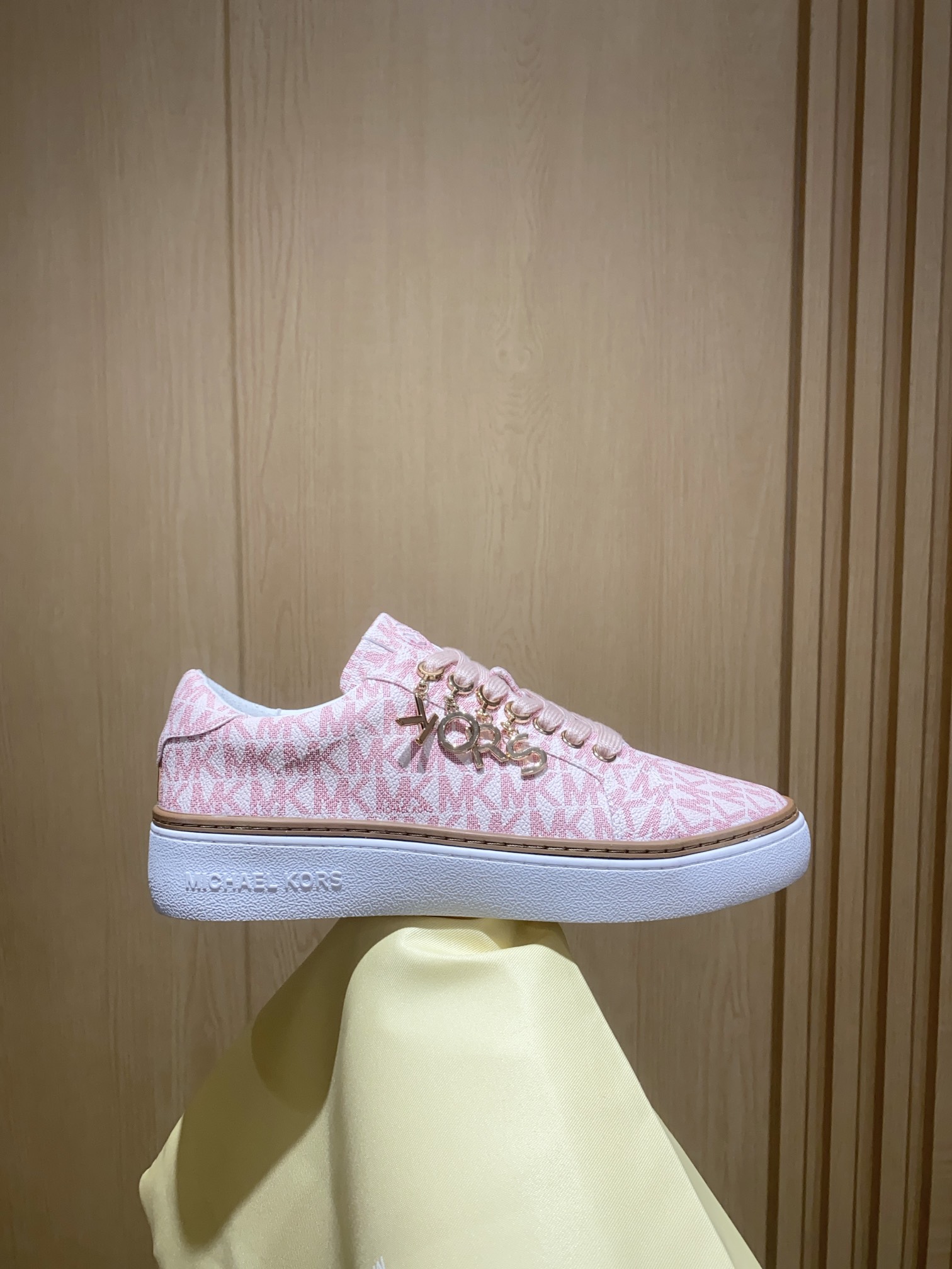 Michael Kors Sports Shoes with Letter Buttons: Pink Printing and Original Materials - 图片 9