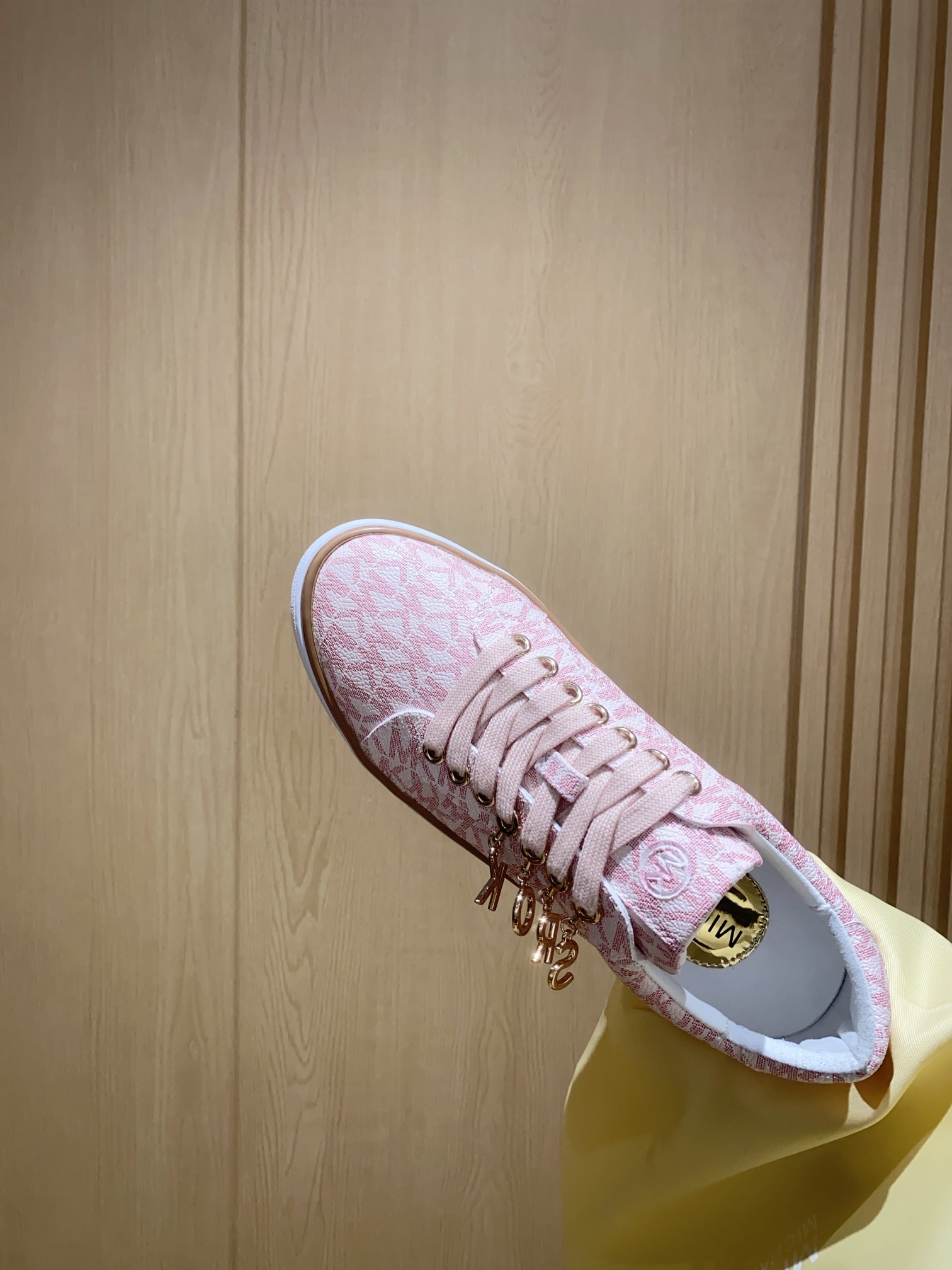 Michael Kors Sports Shoes with Letter Buttons: Pink Printing and Original Materials - 图片 7
