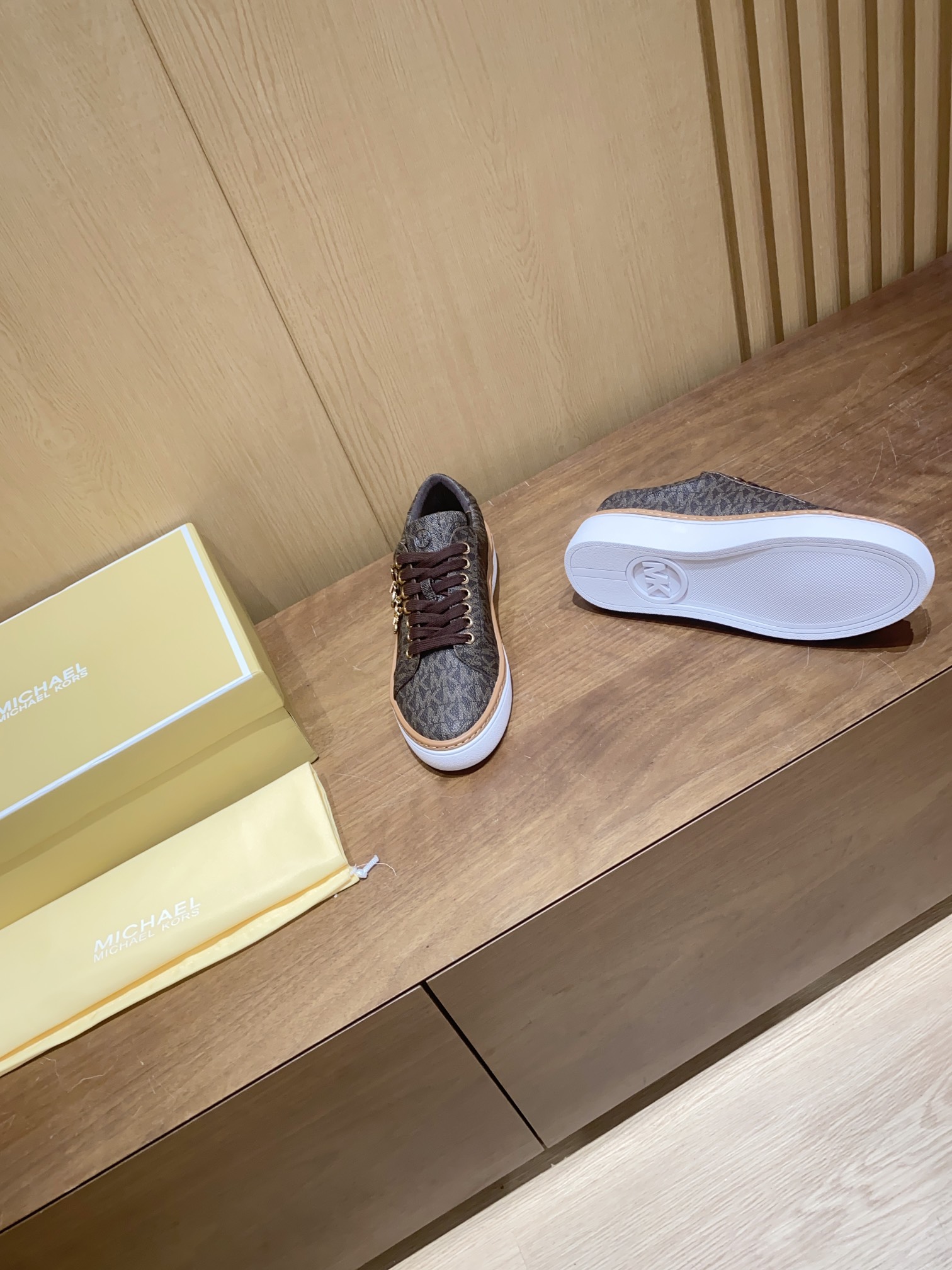 Michael Kors Recreational Sneakers with Quartz Printing and Sheepskin Interior - 图片 4