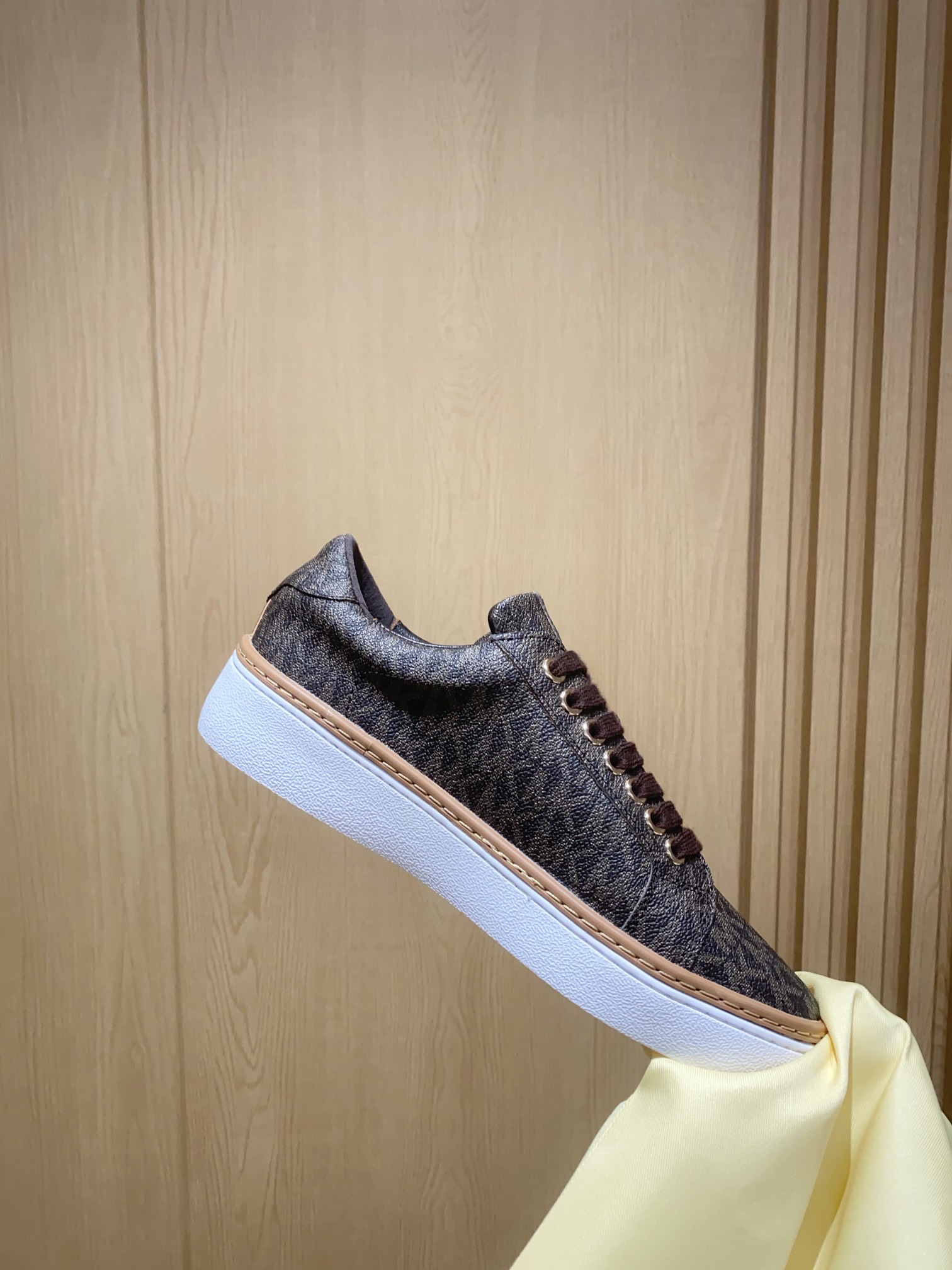 Michael Kors Recreational Sneakers with Quartz Printing and Sheepskin Interior - 图片 7