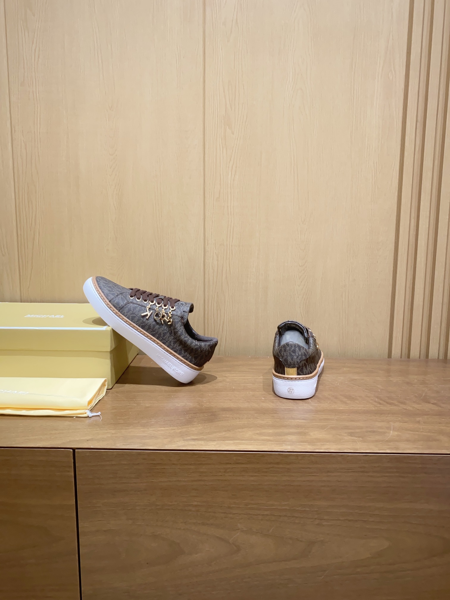 Michael Kors Recreational Sneakers with Quartz Printing and Sheepskin Interior - 图片 2