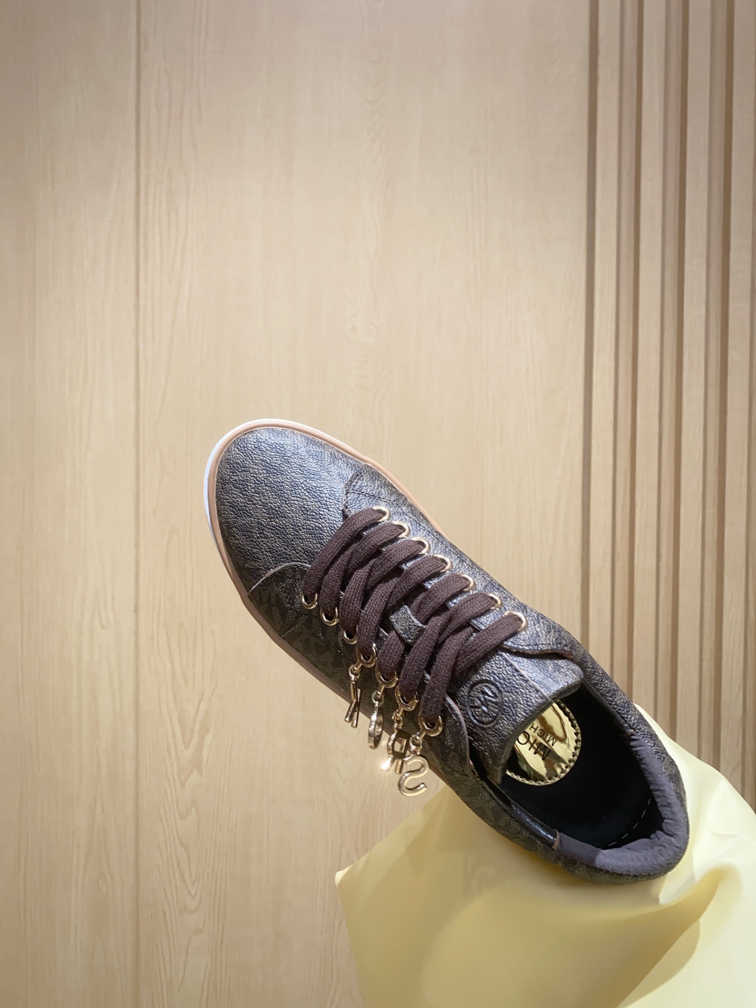 Michael Kors Recreational Sneakers with Quartz Printing and Sheepskin Interior - 图片 8