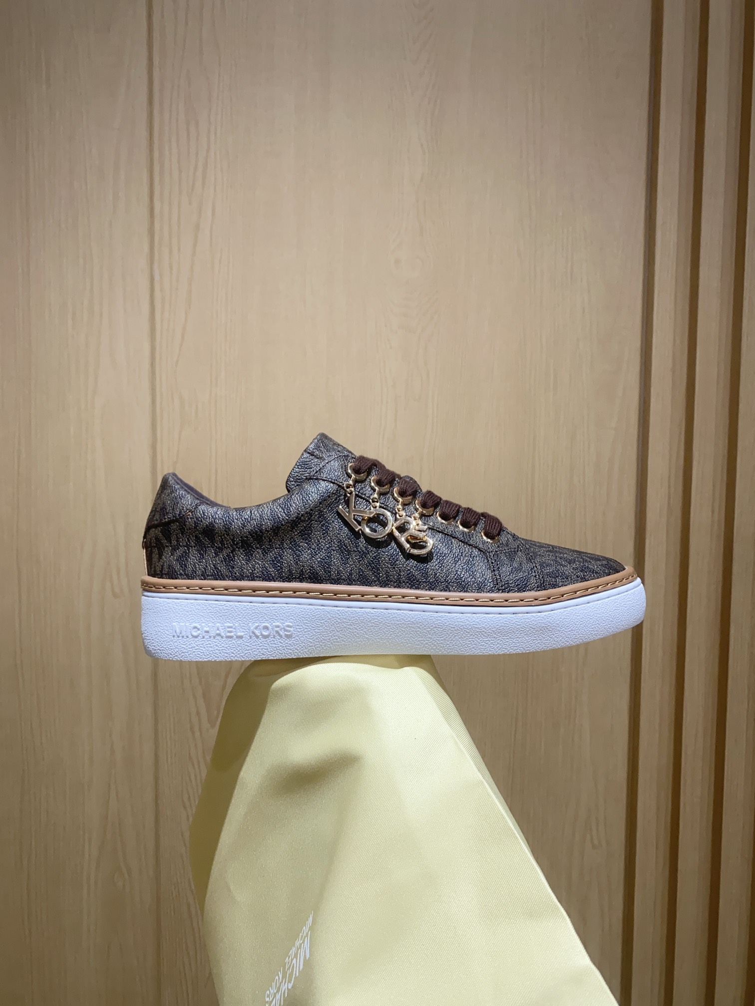 Michael Kors Recreational Sneakers with Quartz Printing and Sheepskin Interior - 图片 9