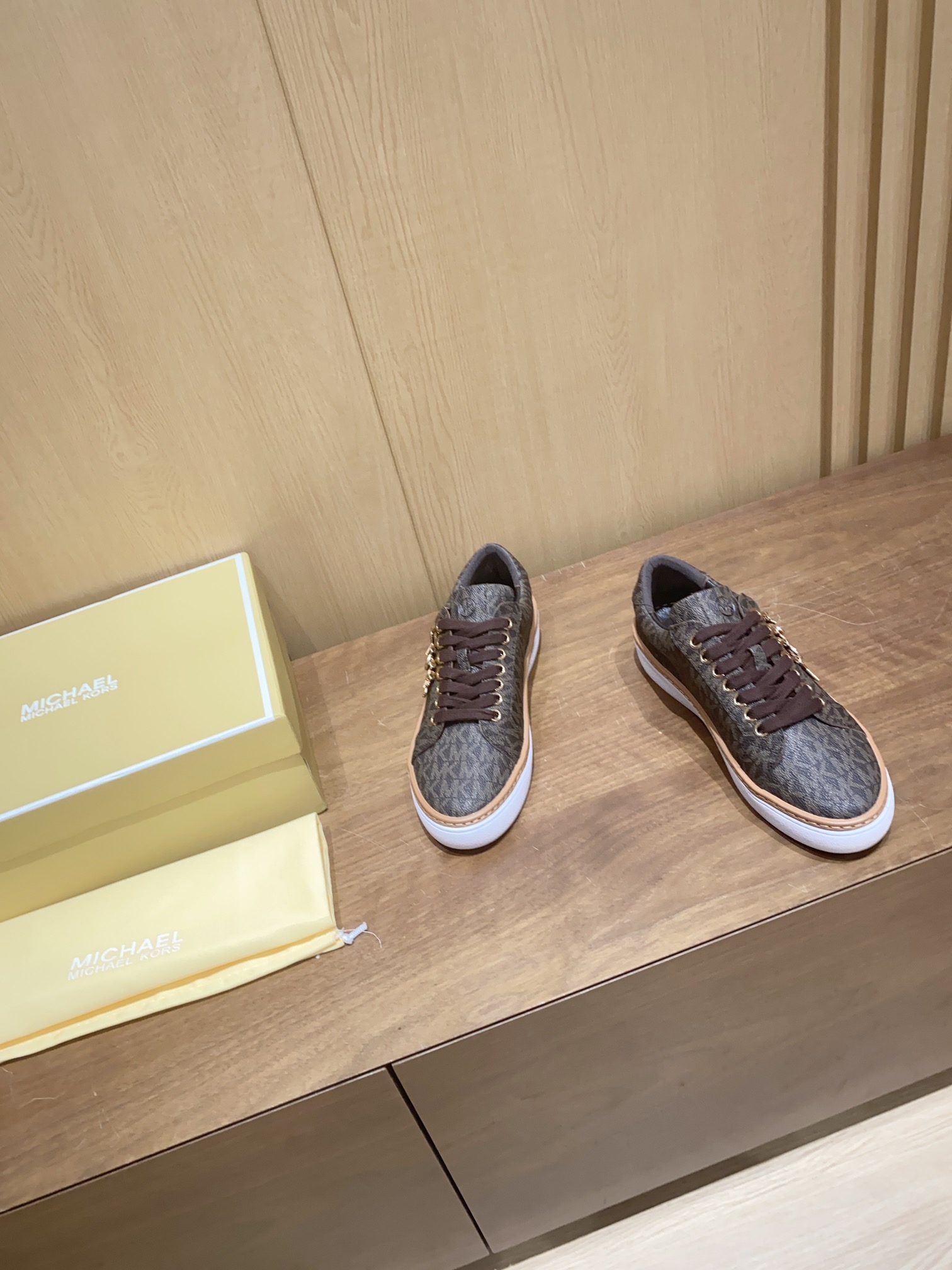 Michael Kors Recreational Sneakers with Quartz Printing and Sheepskin Interior - 图片 3