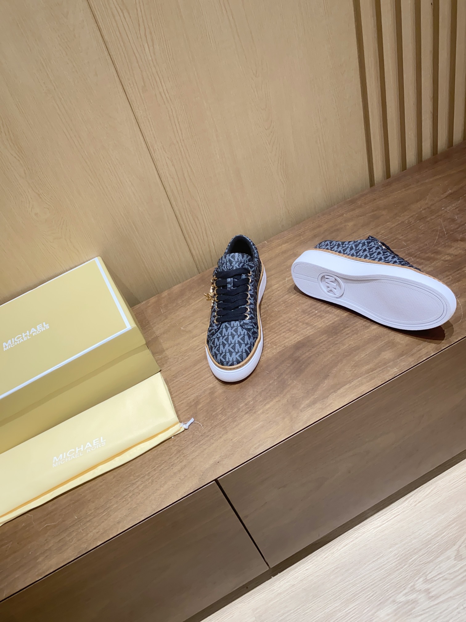 Product Summary: Michael Kors Recreational Shoes with Black Stamp, Sheepskin Interior, and Slide-Proof Rubber Sole. - 图片 4