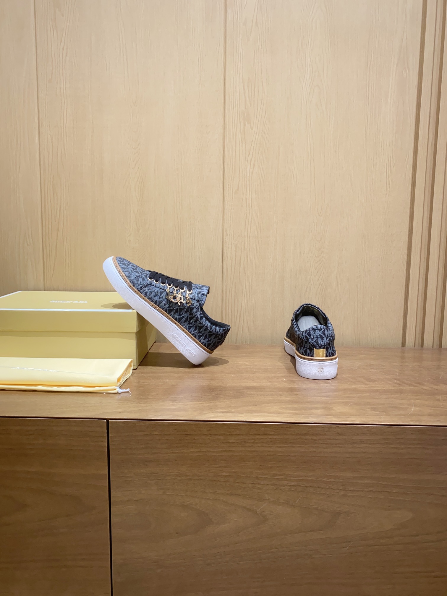 Product Summary: Michael Kors Recreational Shoes with Black Stamp, Sheepskin Interior, and Slide-Proof Rubber Sole. - 图片 2
