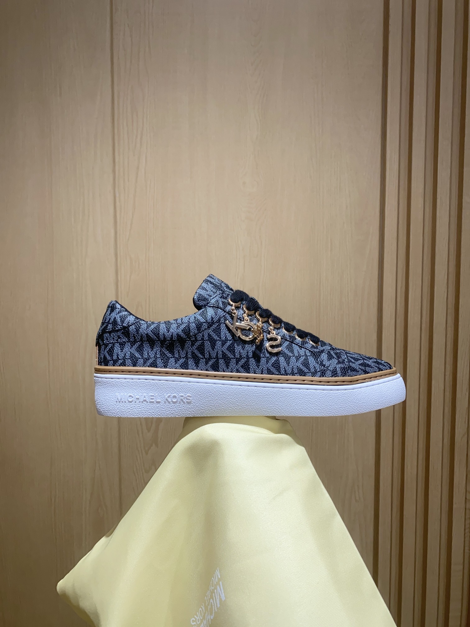 Product Summary: Michael Kors Recreational Shoes with Black Stamp, Sheepskin Interior, and Slide-Proof Rubber Sole. - 图片 9