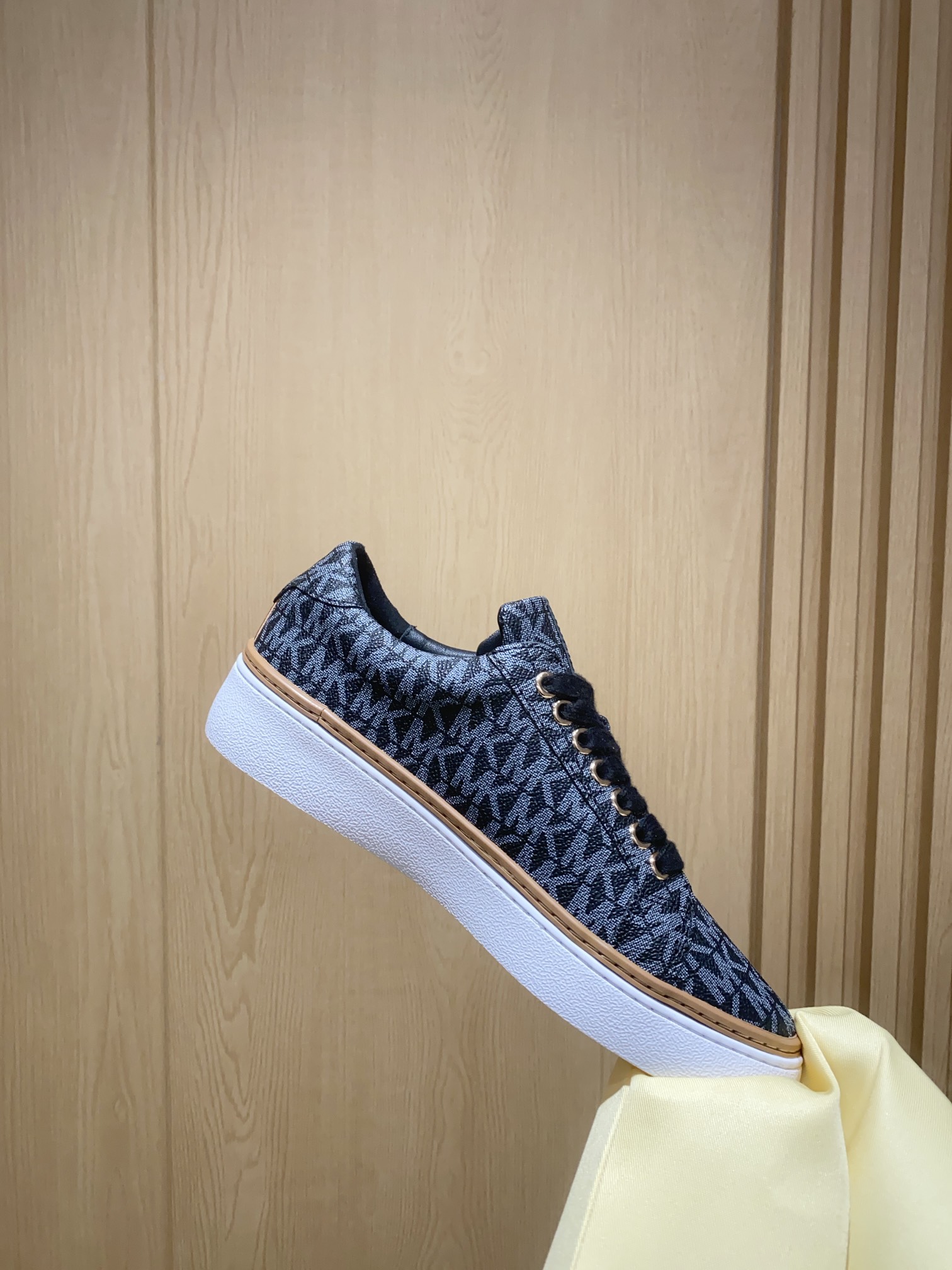 Product Summary: Michael Kors Recreational Shoes with Black Stamp, Sheepskin Interior, and Slide-Proof Rubber Sole. - 图片 6