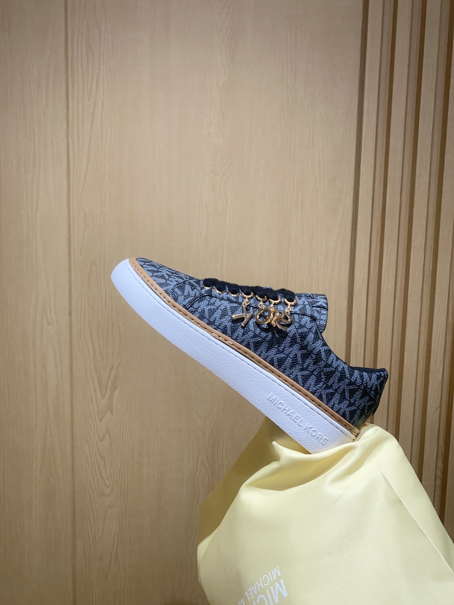 Product Summary: Michael Kors Recreational Shoes with Black Stamp, Sheepskin Interior, and Slide-Proof Rubber Sole. - 图片 8