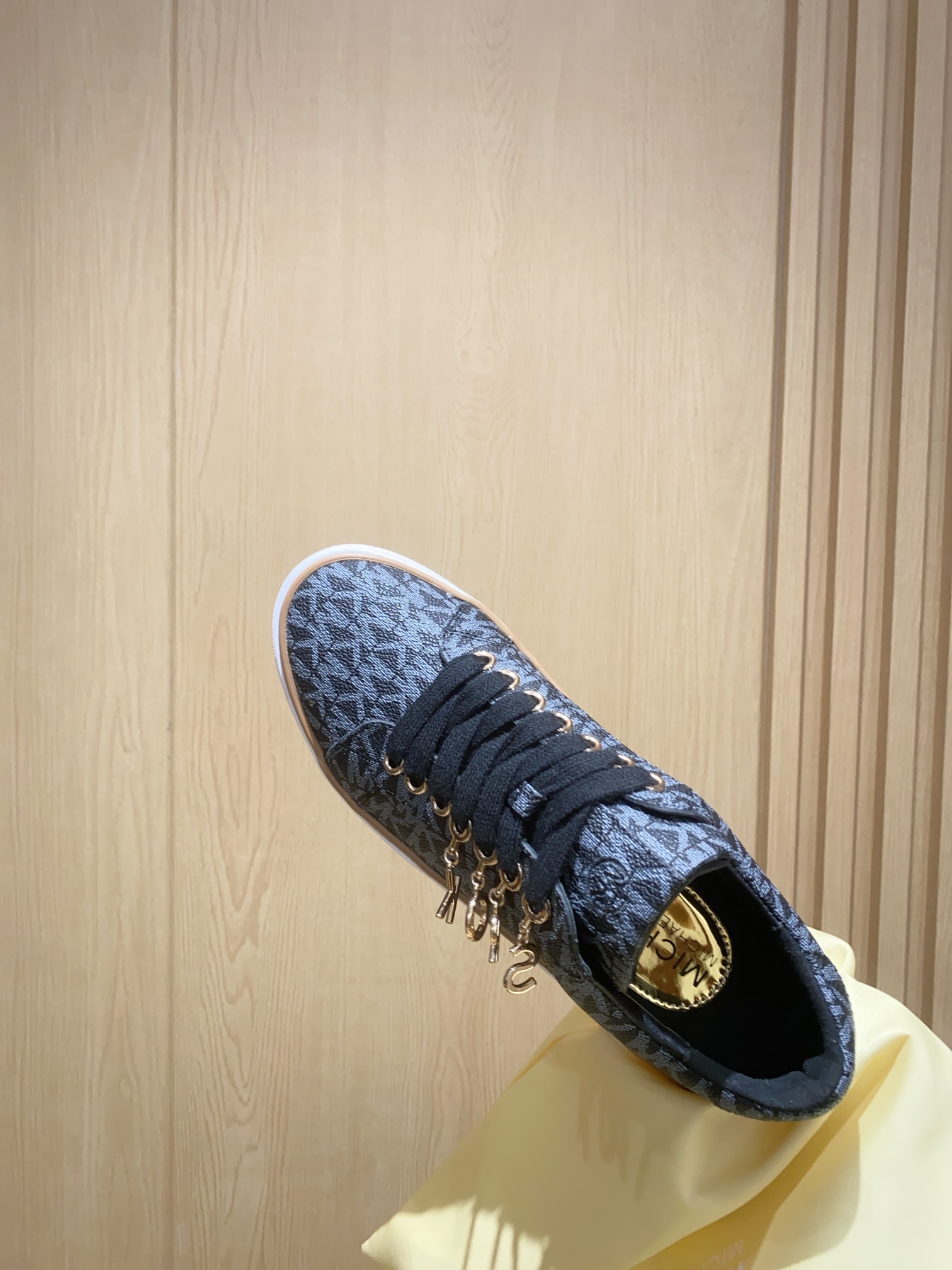 Product Summary: Michael Kors Recreational Shoes with Black Stamp, Sheepskin Interior, and Slide-Proof Rubber Sole. - 图片 7