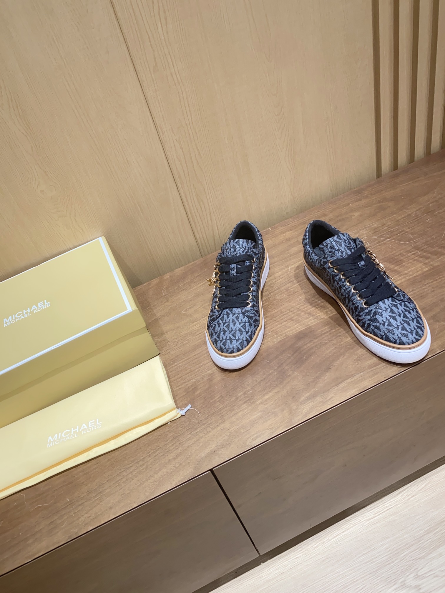 Product Summary: Michael Kors Recreational Shoes with Black Stamp, Sheepskin Interior, and Slide-Proof Rubber Sole. - 图片 3