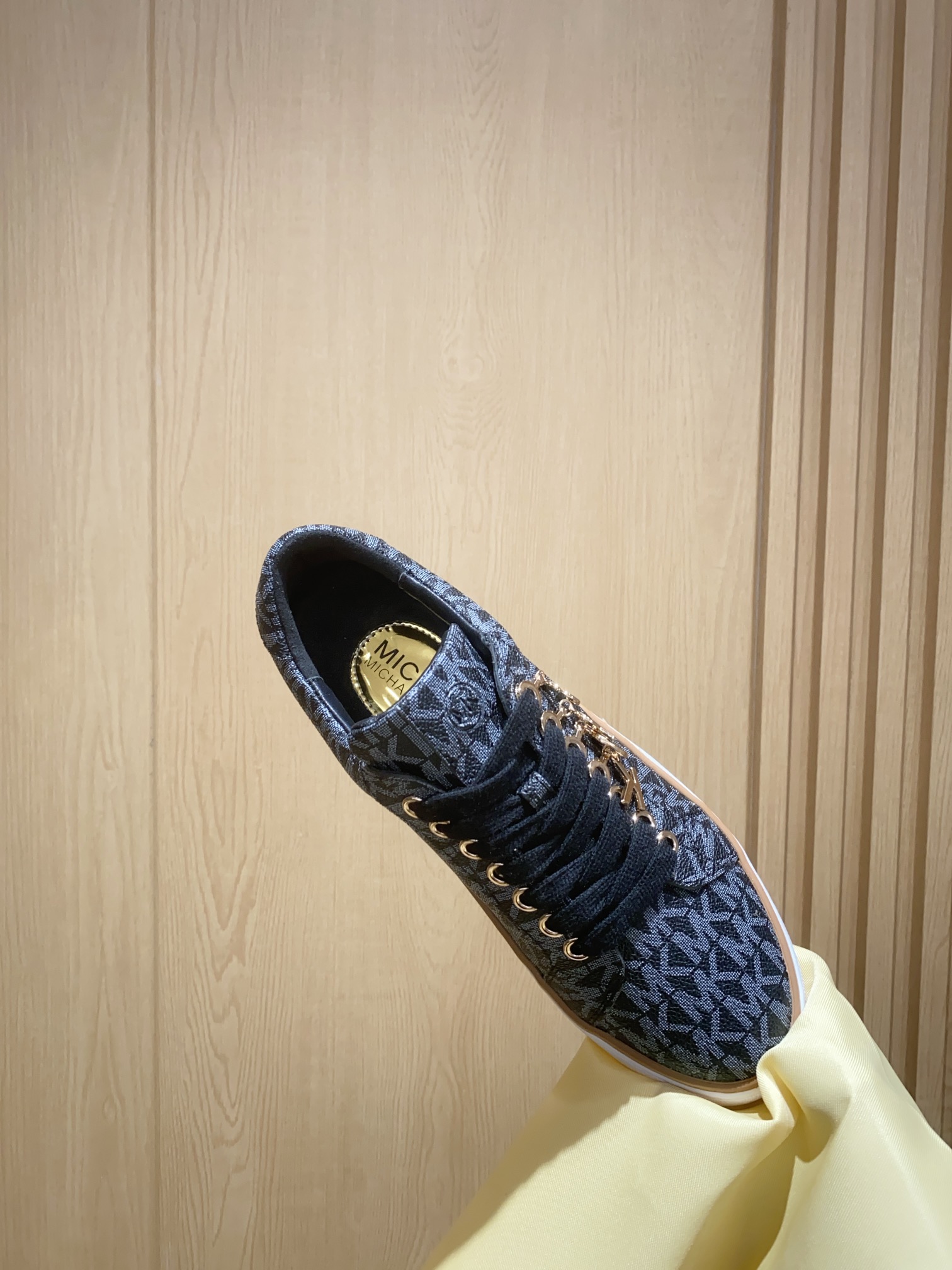 Product Summary: Michael Kors Recreational Shoes with Black Stamp, Sheepskin Interior, and Slide-Proof Rubber Sole. - 图片 5