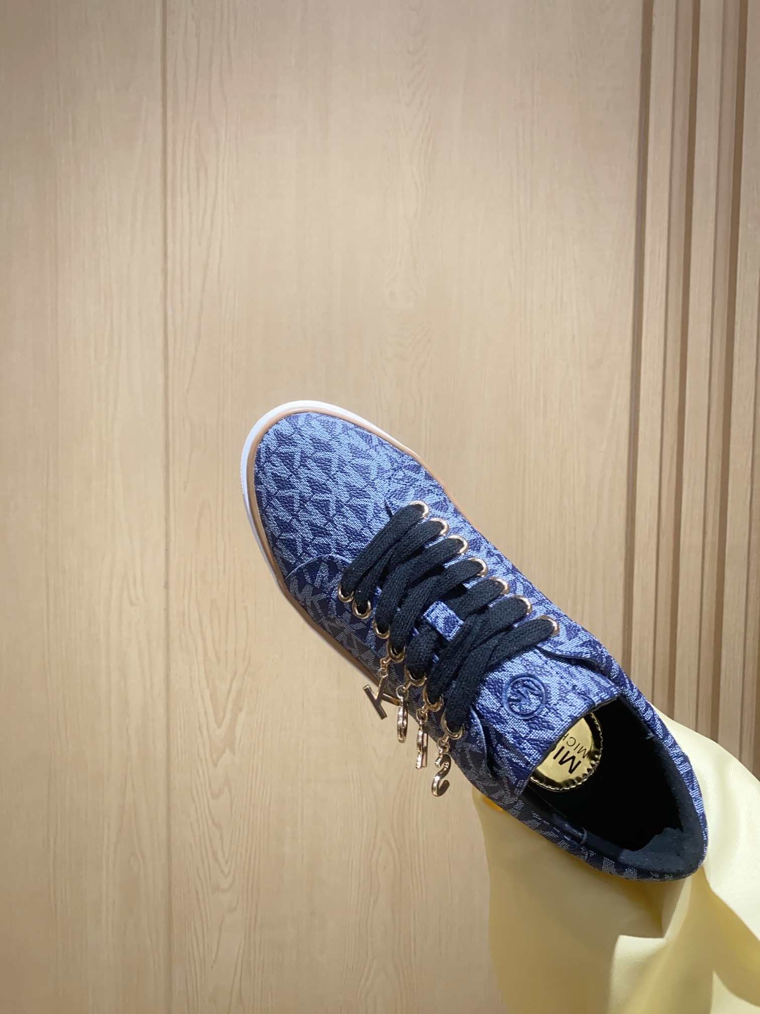 “Michael Kors Recreational Shoes: Blue Stamp with Original MK Print Fabric” - 图片 7