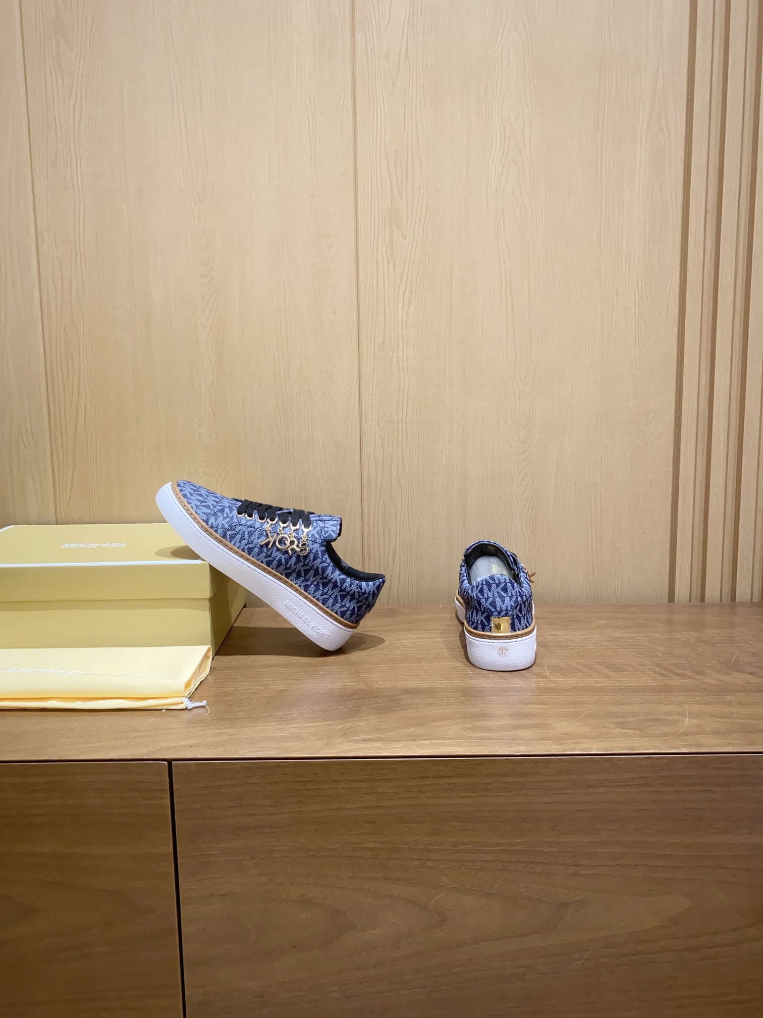 “Michael Kors Recreational Shoes: Blue Stamp with Original MK Print Fabric” - 图片 2