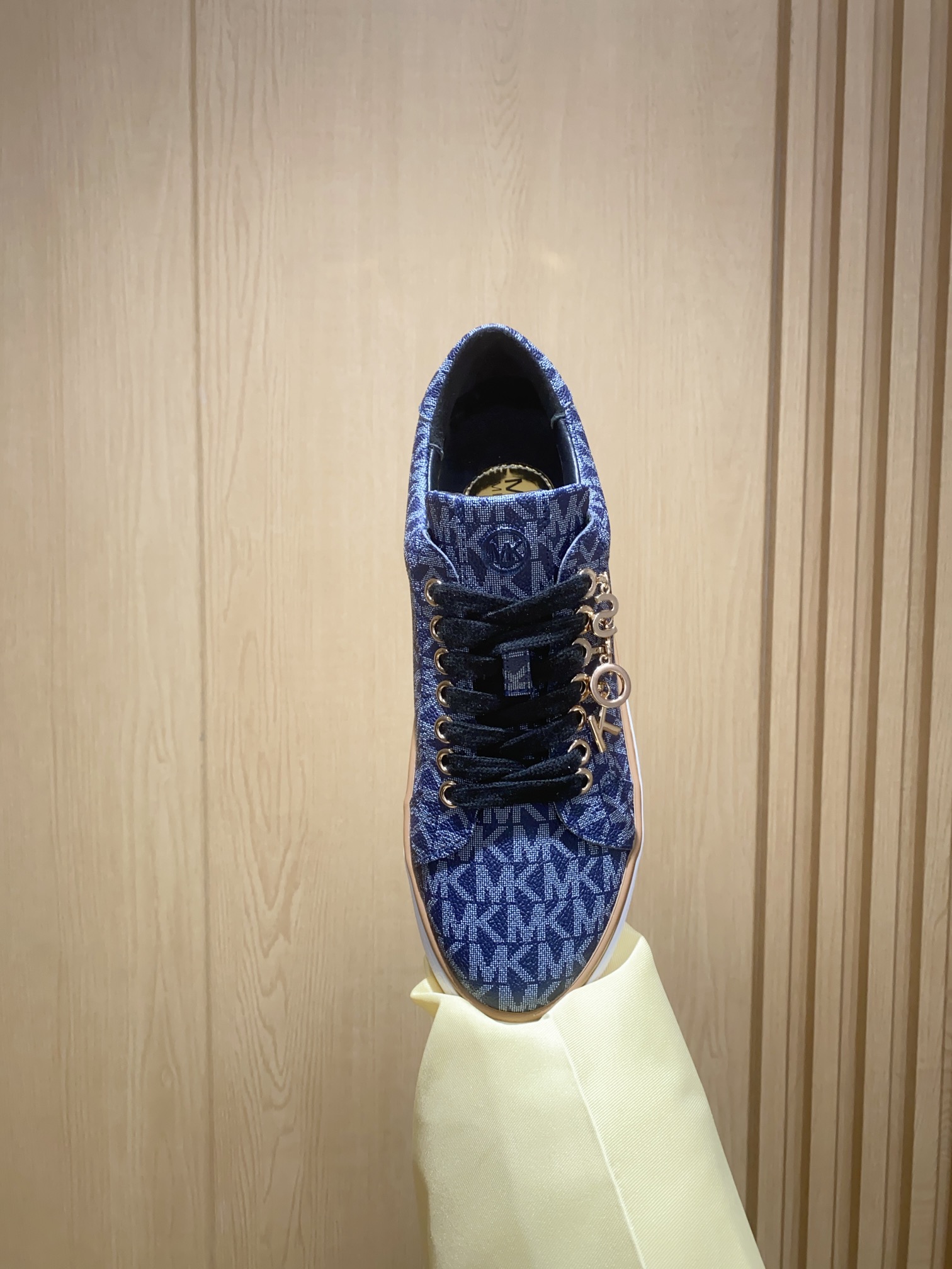“Michael Kors Recreational Shoes: Blue Stamp with Original MK Print Fabric” - 图片 8