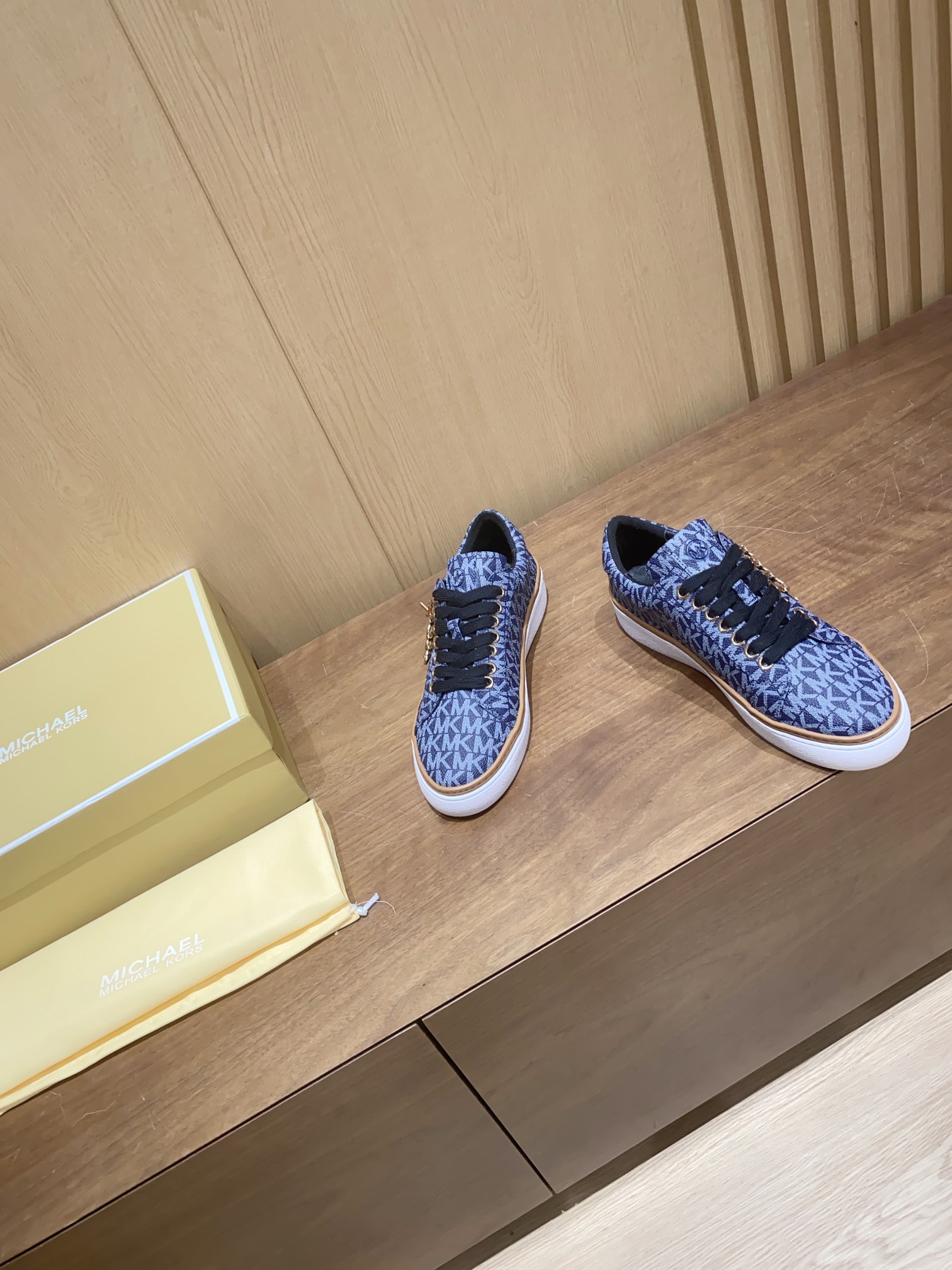 “Michael Kors Recreational Shoes: Blue Stamp with Original MK Print Fabric” - 图片 3