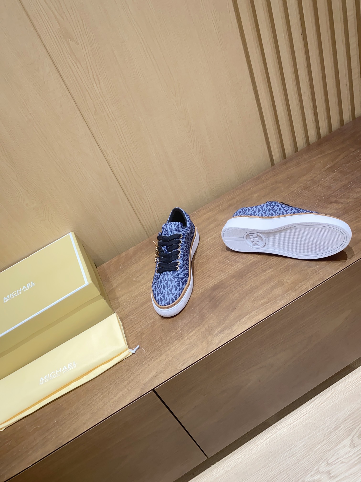 “Michael Kors Recreational Shoes: Blue Stamp with Original MK Print Fabric” - 图片 4