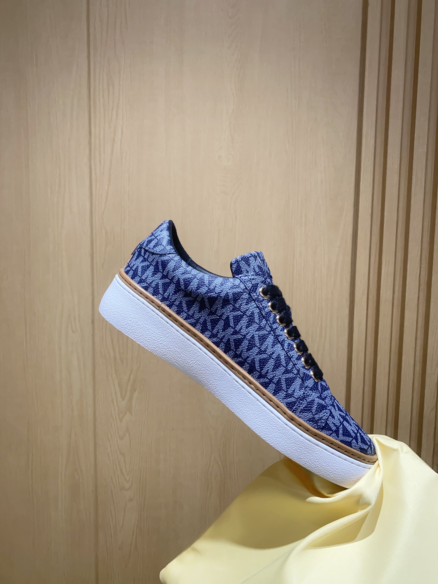 “Michael Kors Recreational Shoes: Blue Stamp with Original MK Print Fabric” - 图片 6