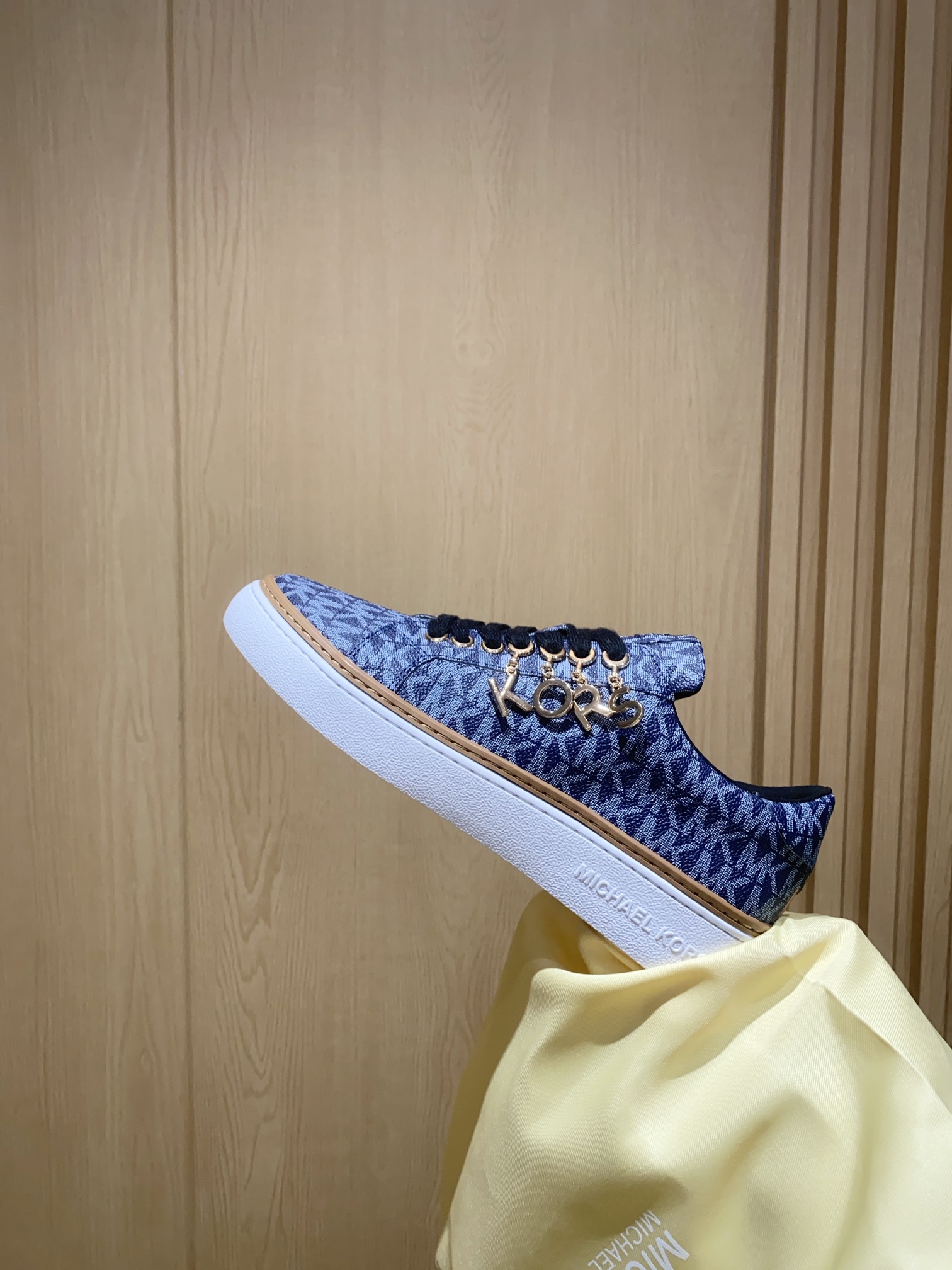 “Michael Kors Recreational Shoes: Blue Stamp with Original MK Print Fabric” - 图片 9