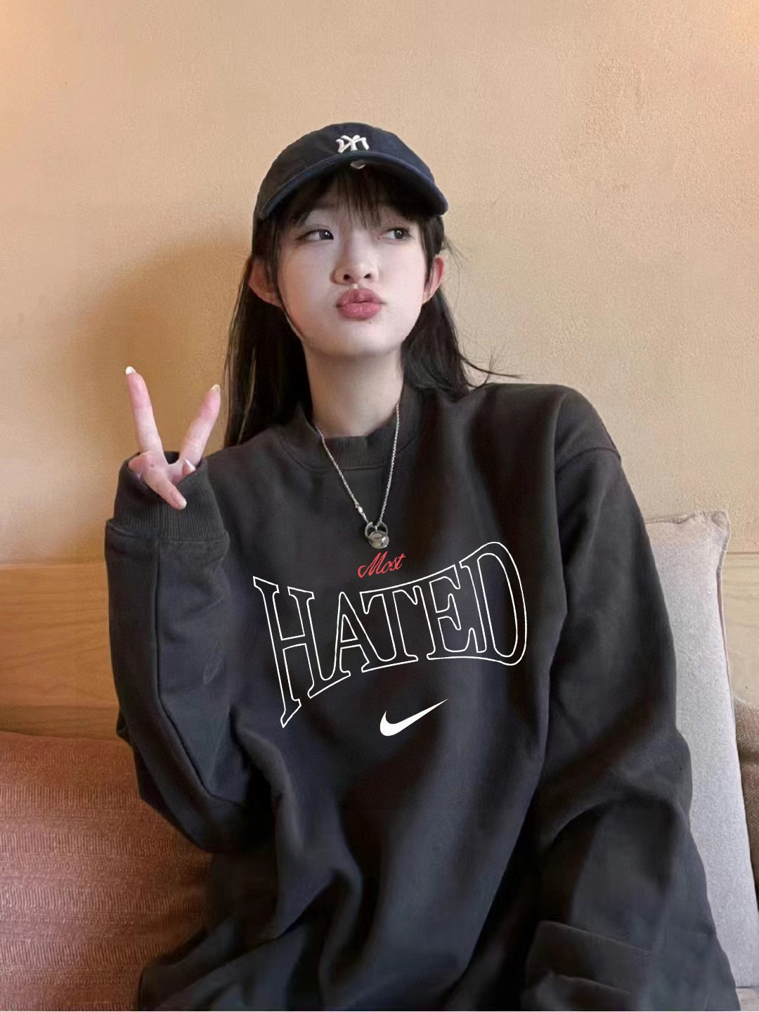 Stylish Velvet Coat with Custom Details for Men and Women – Nike 181# Collection - 图片 4