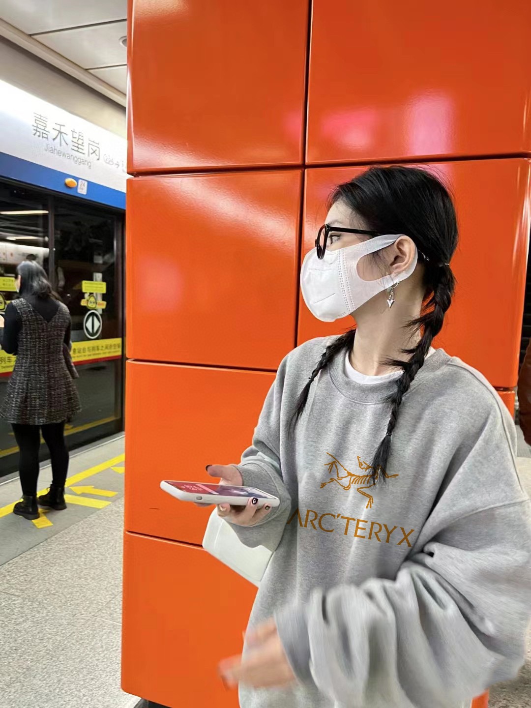 ARCTERYX Classic Cotton Jacket with Gold Logo Design in Various Colors - 图片 5