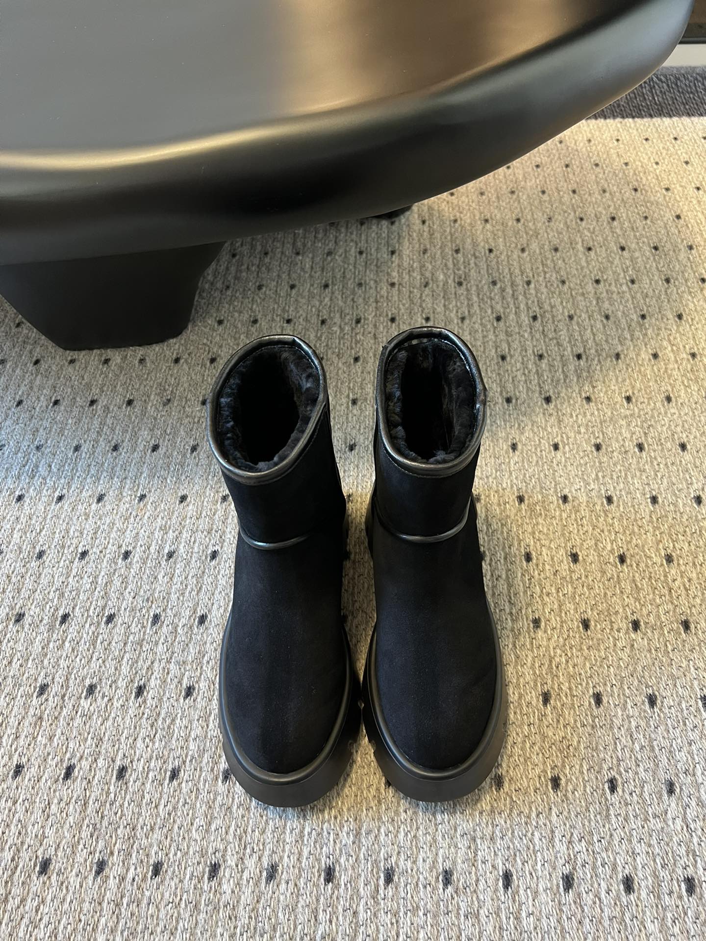 NO:559274,Purchasing agent Gianvit* Rossi winter wool short boots, easy to move, wool short boots plain design, simple and elegant. Fashion highlights!  Adhering to its traditional Italian craftsmanship, focusing on exquisite details and creating elegant femininity, every pair of Rossi's women's shoes will take the proportion of women's curves into consideration before designing. Secondly, on the basis of inheriting elegance, it is also younger and more fashionable, using bright colors and elegant line design to create fashionable charm!  The upper is made of mixed sheep suede, the lining is made of pure wool, the abrasive outsole is Size#35-40 (40 is custom-made and cannot be returned or exchanged), boots, boots19860909代购级 吉安维托·罗西Gianvit* Rossi 冬季羊毛短靴 轻松移动,羊毛短靴 素面设计,简单大方.时尚亮点！ 秉承了其传统意大利工艺,专注精巧细节,打造优雅女人味,每一双罗西的女鞋在设计之前都会将女性曲线比例考虑在先. 其次在继承了优雅的基础上,也更加年轻时髦,以鲜艳的颜色和讲究的线条设计塑造时尚魅力！ 鞋面采用混种羊反毛皮,内里垫脚全羊毛 ,磨具大底 Size#35-40（40订做不退换）,靴子,boots,Women's Shoes