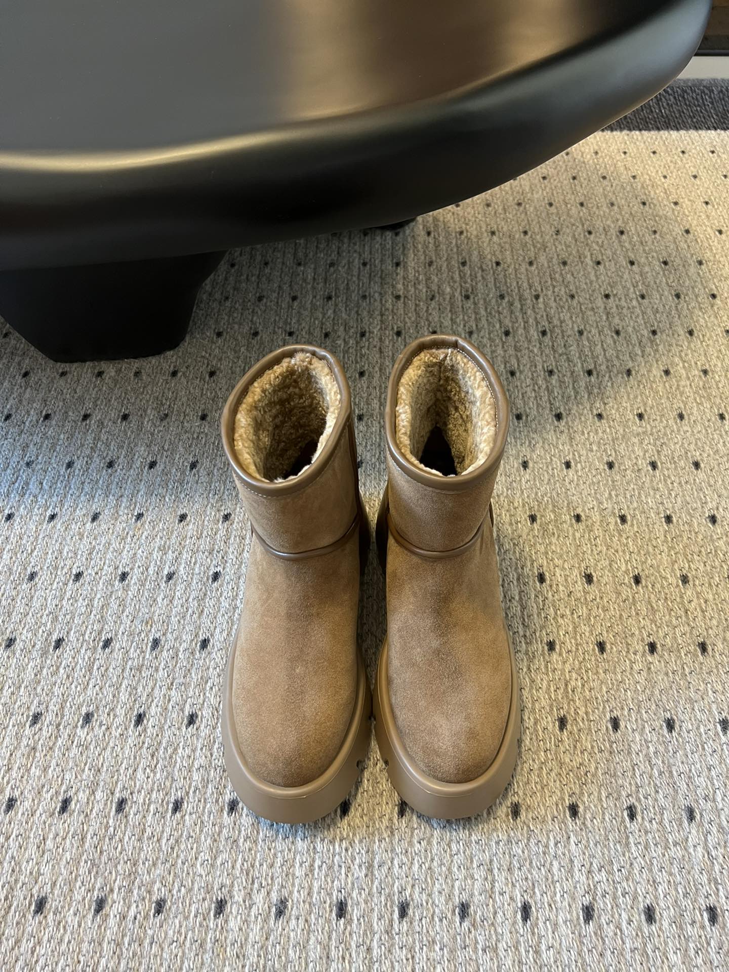 NO:559277,Purchasing agent Gianvit* Rossi 24 winter wool short boots, easy to move, wool short boots plain design, simple and elegant. Fashion highlights!  Adhering to its traditional Italian craftsmanship, focusing on exquisite details and creating elegant femininity, every pair of Rossi's women's shoes will take the proportion of women's curves into consideration before designing. Secondly, on the basis of inheriting elegance, it is also younger and more fashionable, using bright colors and elegant line design to create fashionable charm!  The upper is made of mixed sheep suede, the lining is made of pure wool, the abrasive outsole is Size#35-40 (40 is custom-made and cannot be returned or exchanged), boots, boots19860909代购级 吉安维托·罗西Gianvit* Rossi 24冬季羊毛短靴 轻松移动,羊毛短靴 素面设计,简单大方.时尚亮点！ 秉承了其传统意大利工艺,专注精巧细节,打造优雅女人味,每一双罗西的女鞋在设计之前都会将女性曲线比例考虑在先. 其次在继承了优雅的基础上,也更加年轻时髦,以鲜艳的颜色和讲究的线条设计塑造时尚魅力！ 鞋面采用混种羊反毛皮,内里垫脚全羊毛 ,磨具大底 Size#35-40（40订做不退换）,靴子,boots,Women's Shoes