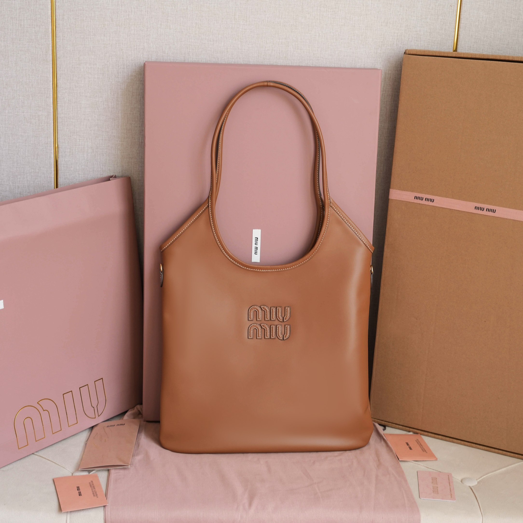 NO:558340,5BG231, Miu's new Isetan limited edition tote bag, the main recommendation on the official website, this year's absolute hot style, top-grade imported calfskin, the leather surface is smooth and soft, the texture is high-end, the bag body is soft but not collapsed, the temperament is casual and lazy, the capacity is super large, you can carry it every day when you go out on the street, it will turn heads 100%, hand-stitched leather Logo, brand new linen lining inside, with zipper pocket, size 35 X  40Cm, with original full set of packaging, MIUMIU, miumiu, totes, cowhide198609095BG231,Miu家新款伊势丹限定托特包,官网主推,今年绝对爆款式,顶级进口小牛皮,皮面细腻光滑柔软,质感高级,包身软而不塌,气质随性慵懒,容量超大,日常出街背它回头率百分百,手工缝制皮面Logo标志,内里全新麻布里,配拉链式口袋,尺寸35 X 40Cm,配原版全套包装,MIUMIU,miumiu,totes,cowhide,Bag
