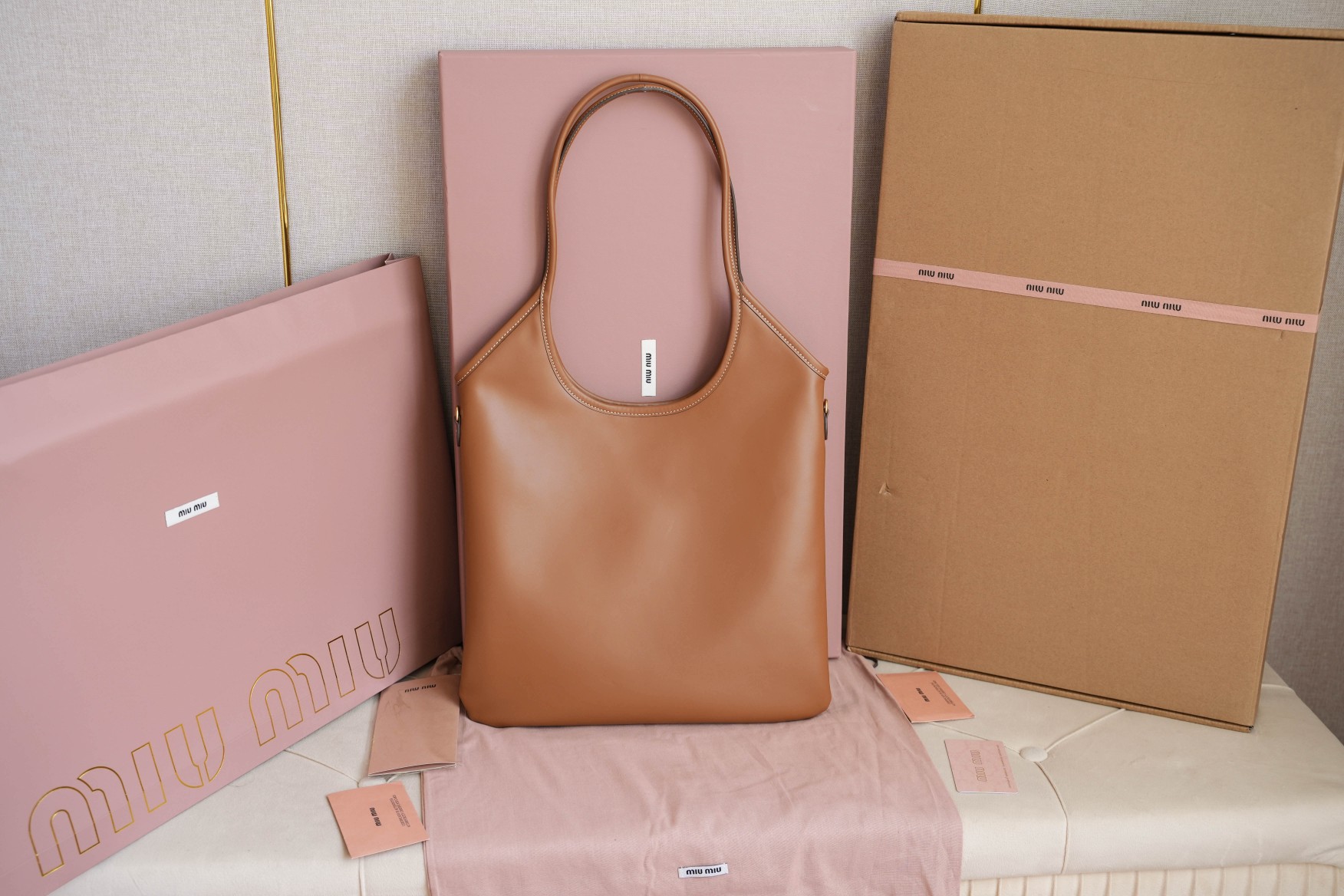 Miu Miu 5BG231 Miu家新款伊势丹限定托特包 官网主推 今年绝对爆 款式 进口小牛皮