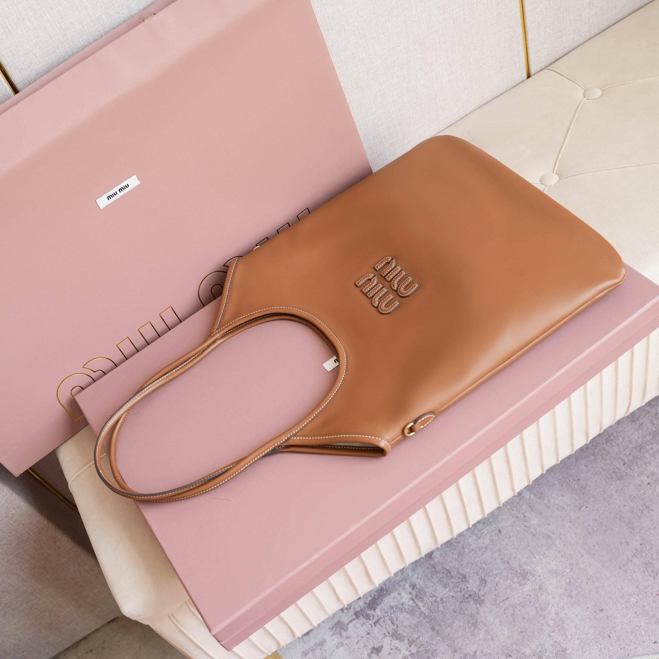 Miu Miu 5BG231 Miu家新款伊势丹限定托特包 官网主推 今年绝对爆 款式 进口小牛皮